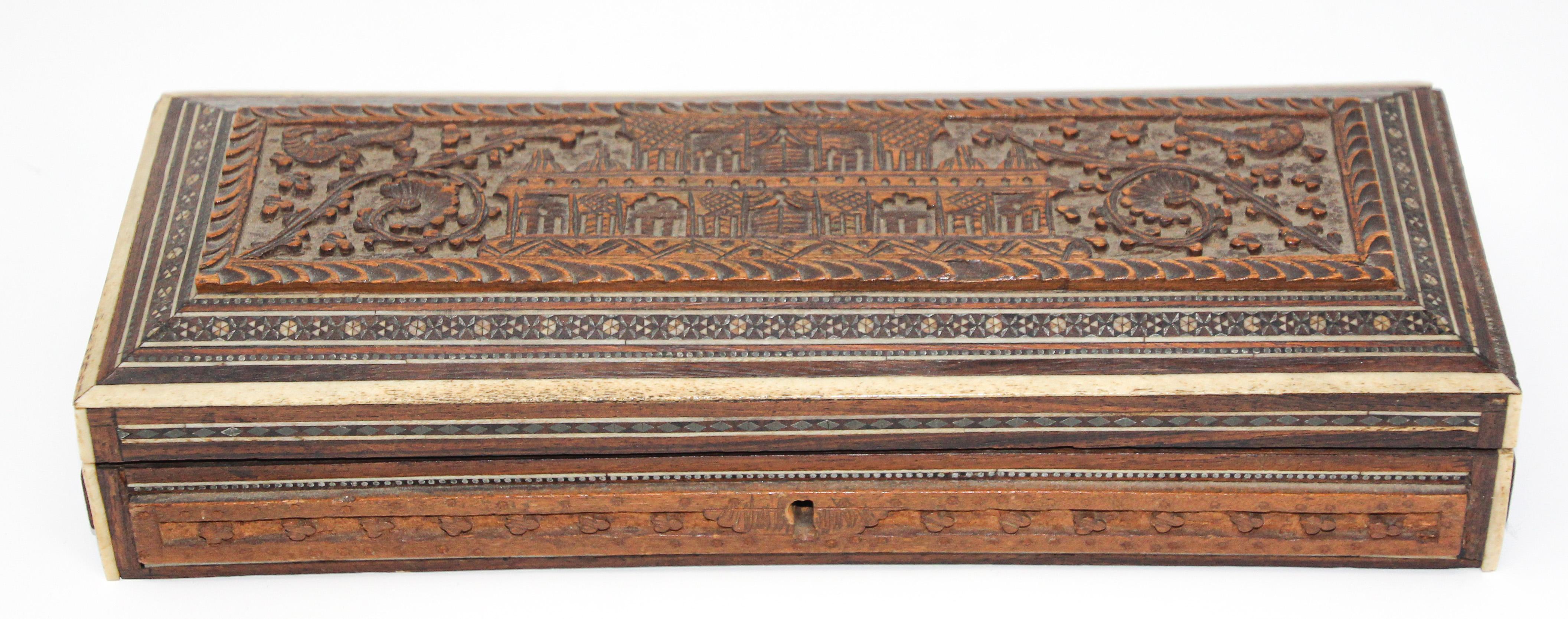 Indien Belle boîte antique anglo-indienne moghole sculptée en vente