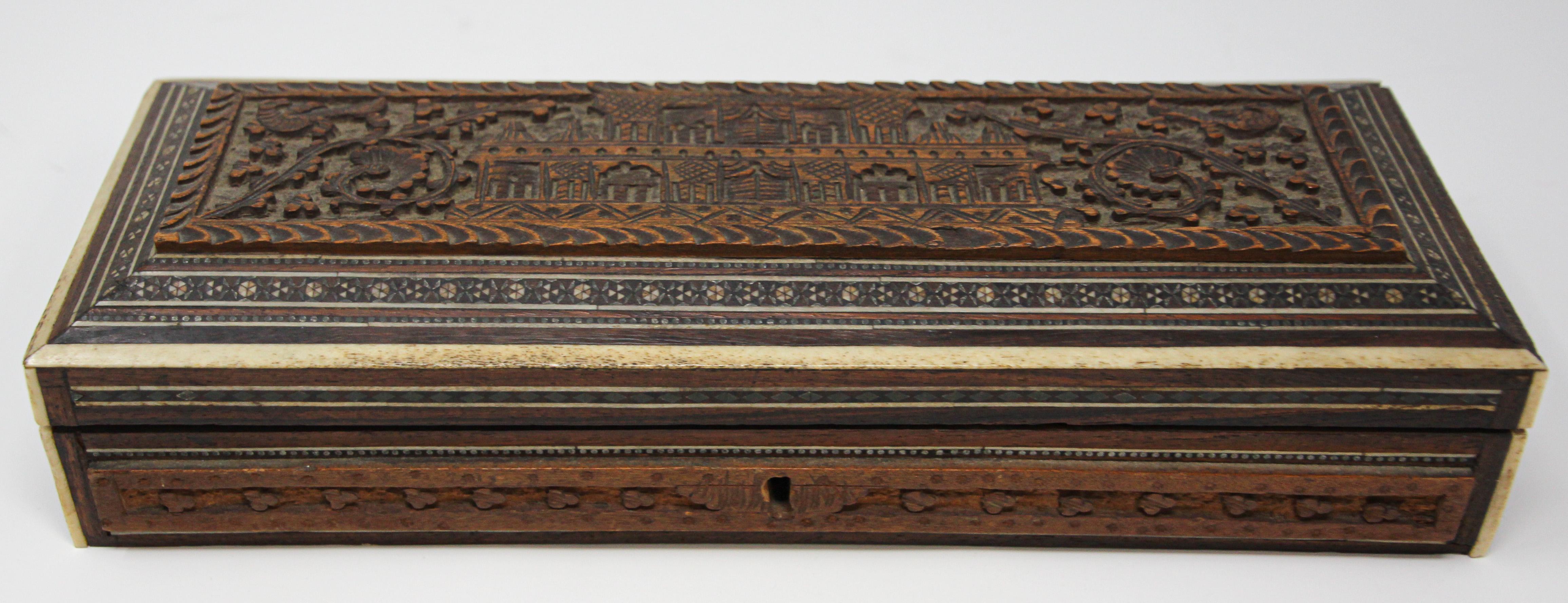 Incrusté Belle boîte antique anglo-indienne moghole sculptée en vente