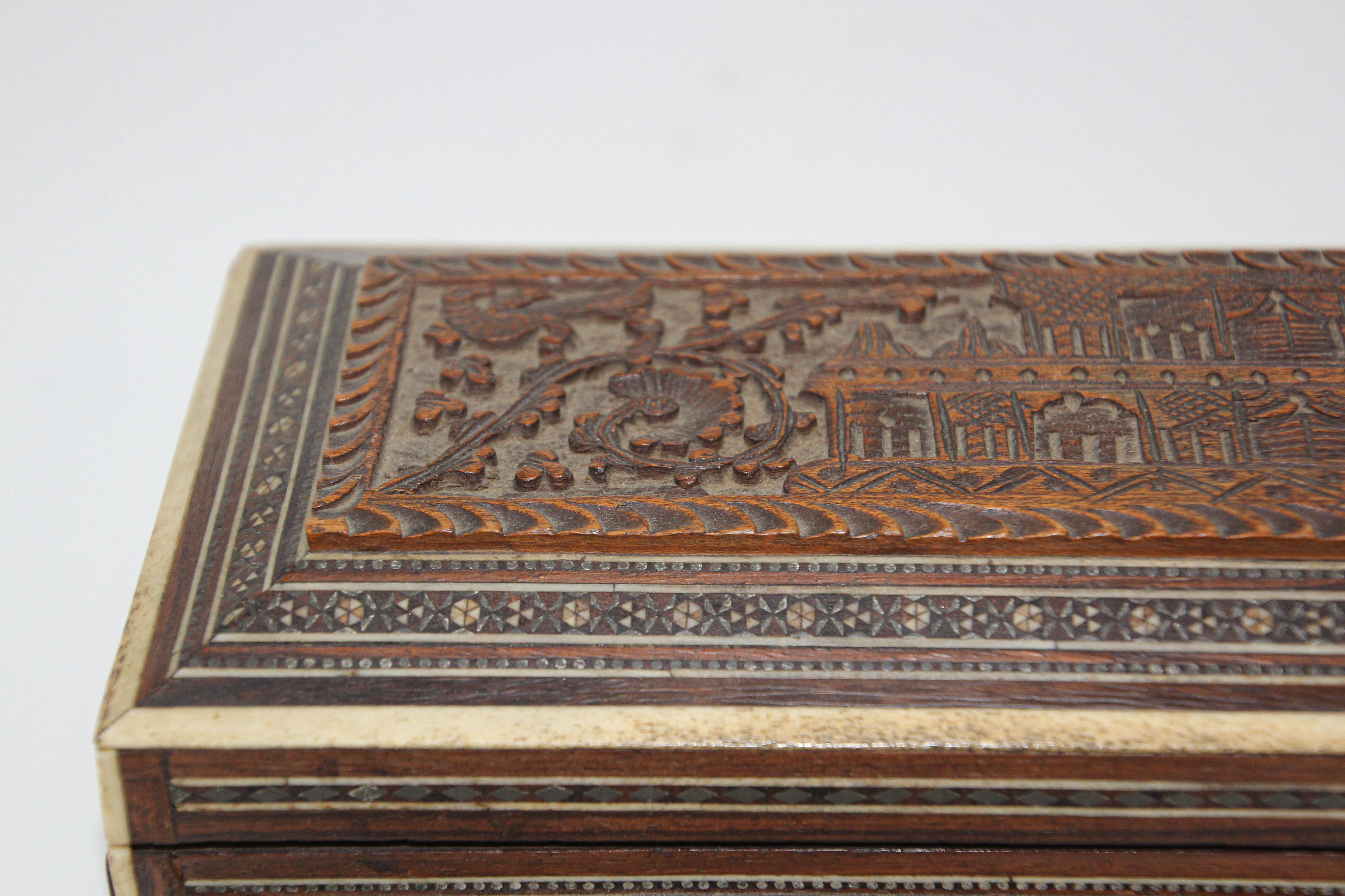 XIXe siècle Belle boîte antique anglo-indienne moghole sculptée en vente