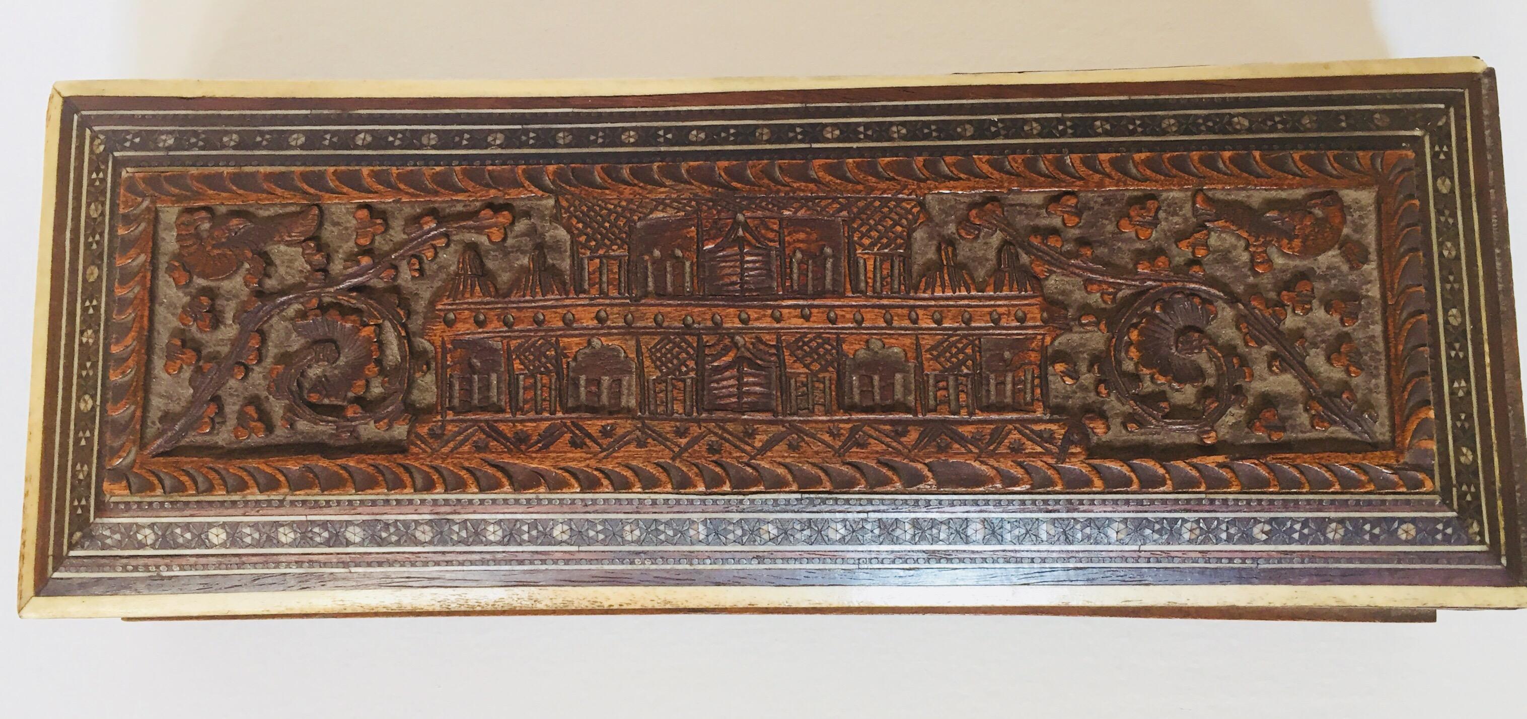 Boîte à bijoux ancienne en bois sculpté à la main et incrusté.
Joli plumier moghol indien réalisé à la main en micro-mosaïque Sadeli très fine, avec un motif architectural de palais moghol sculpté de façon complexe sur le dessus.
Exquis coffret à