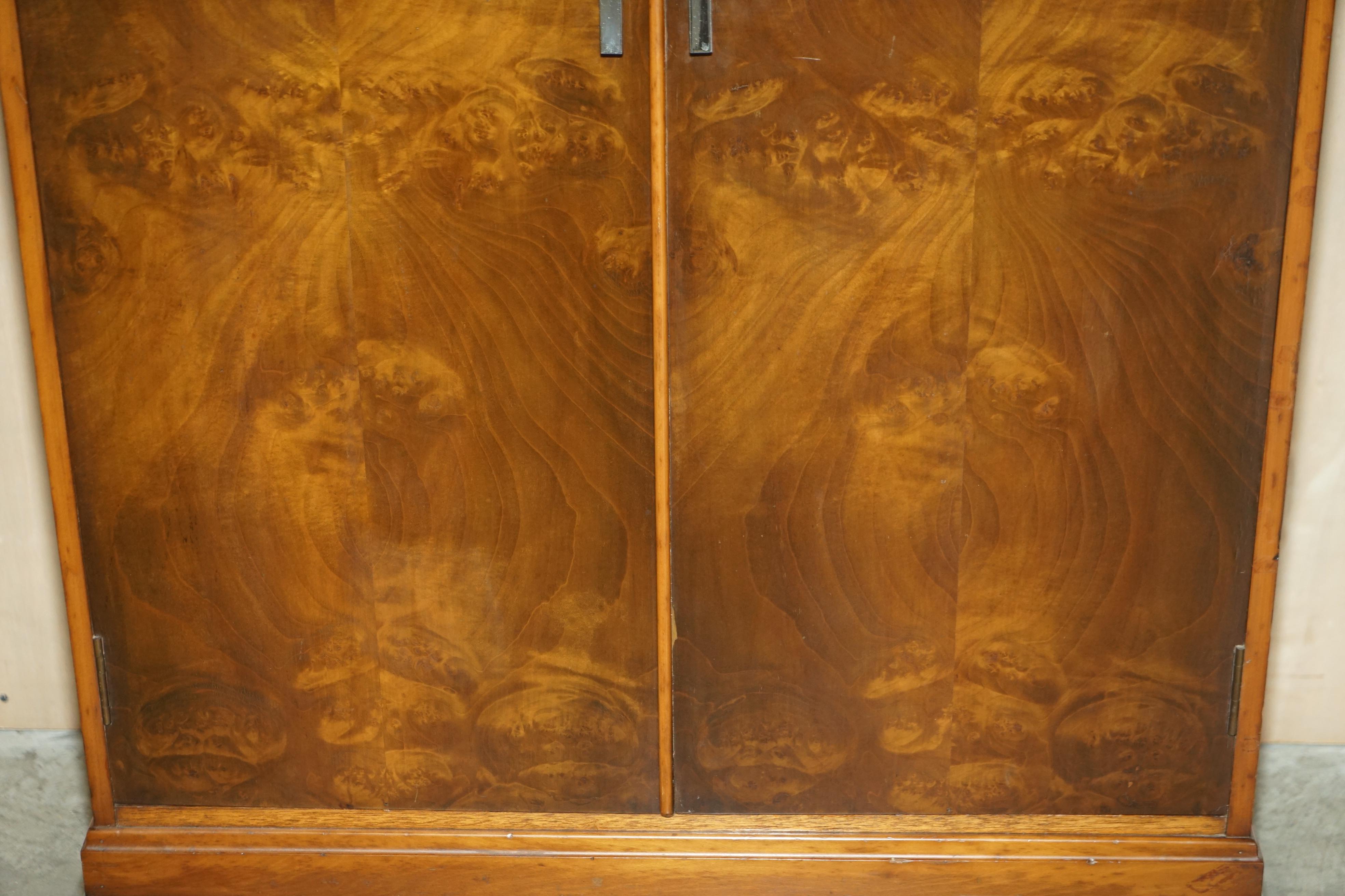 FINE ANTiQUE ART DECO WARING & GILLOW BURR WALNUT HOUSEKEEPERS LINEN CUPBOARD (20. Jahrhundert) im Angebot