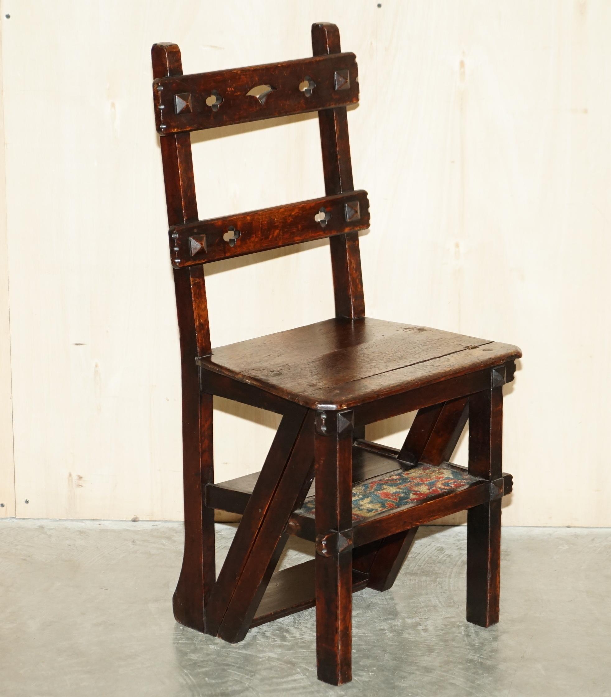 Wir freuen uns, diese schöne antike Arts & Crafts viktorianischen metamorphic Bibliothek Schritte Stuhl in Eiche mit Zeit gepolstert Teppich Schritte zum Verkauf anbieten.

Ein sehr charmantes Stück mit hohem Sammlerwert, das als Bibliothekstreppe