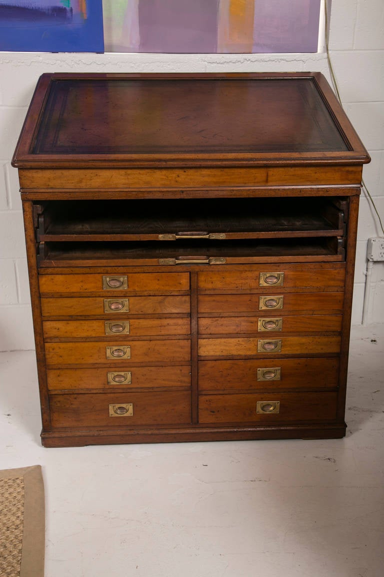 Offering an excellent condition antique British Architects desk dating from the Mid 19th Century. Fine proportions and workmanship throughout. Executed in Mahogany with Campaign style drawer pulls in brass. The table features ten plan/drawing tool