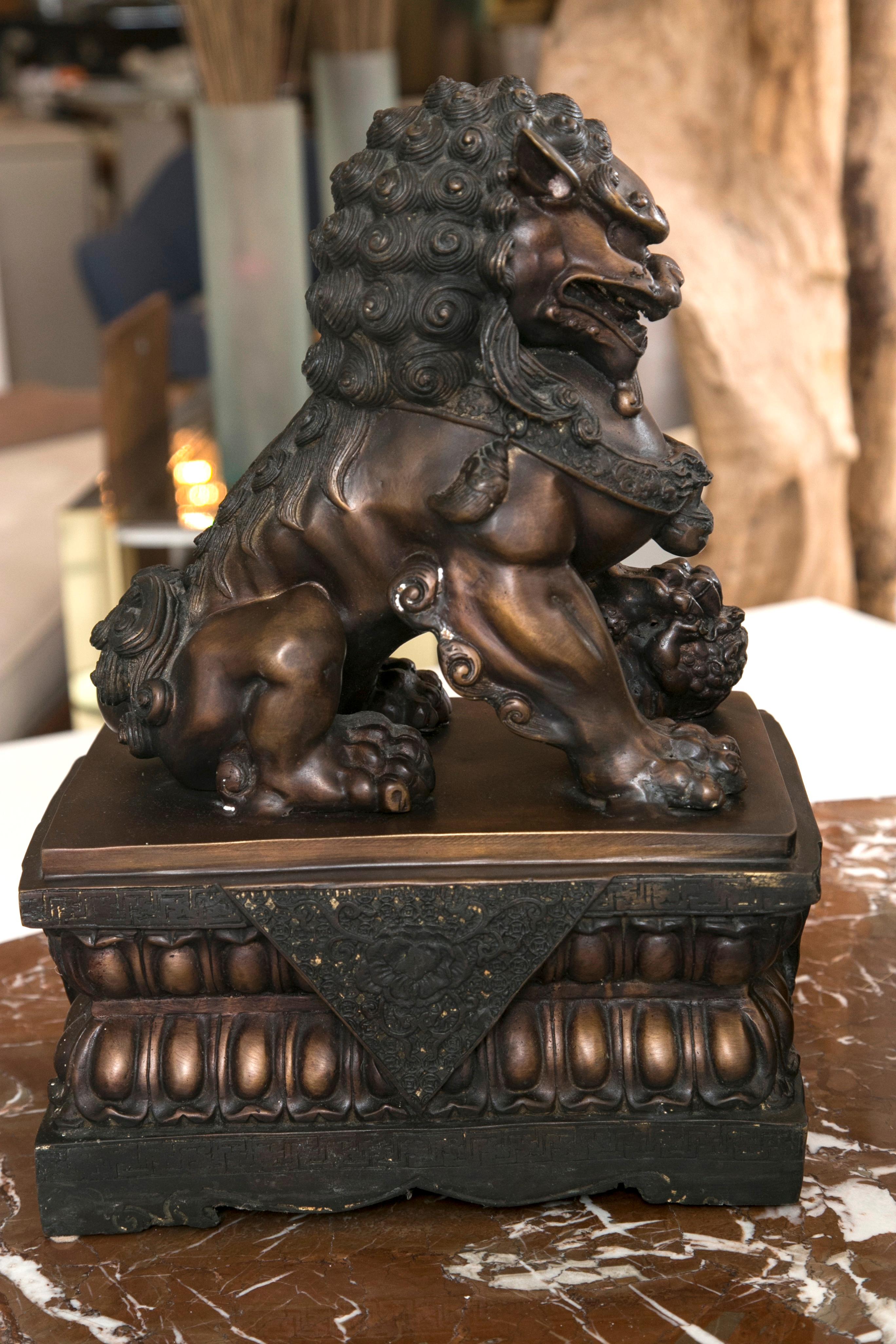 Lion/chien en bronze antique, paire 1