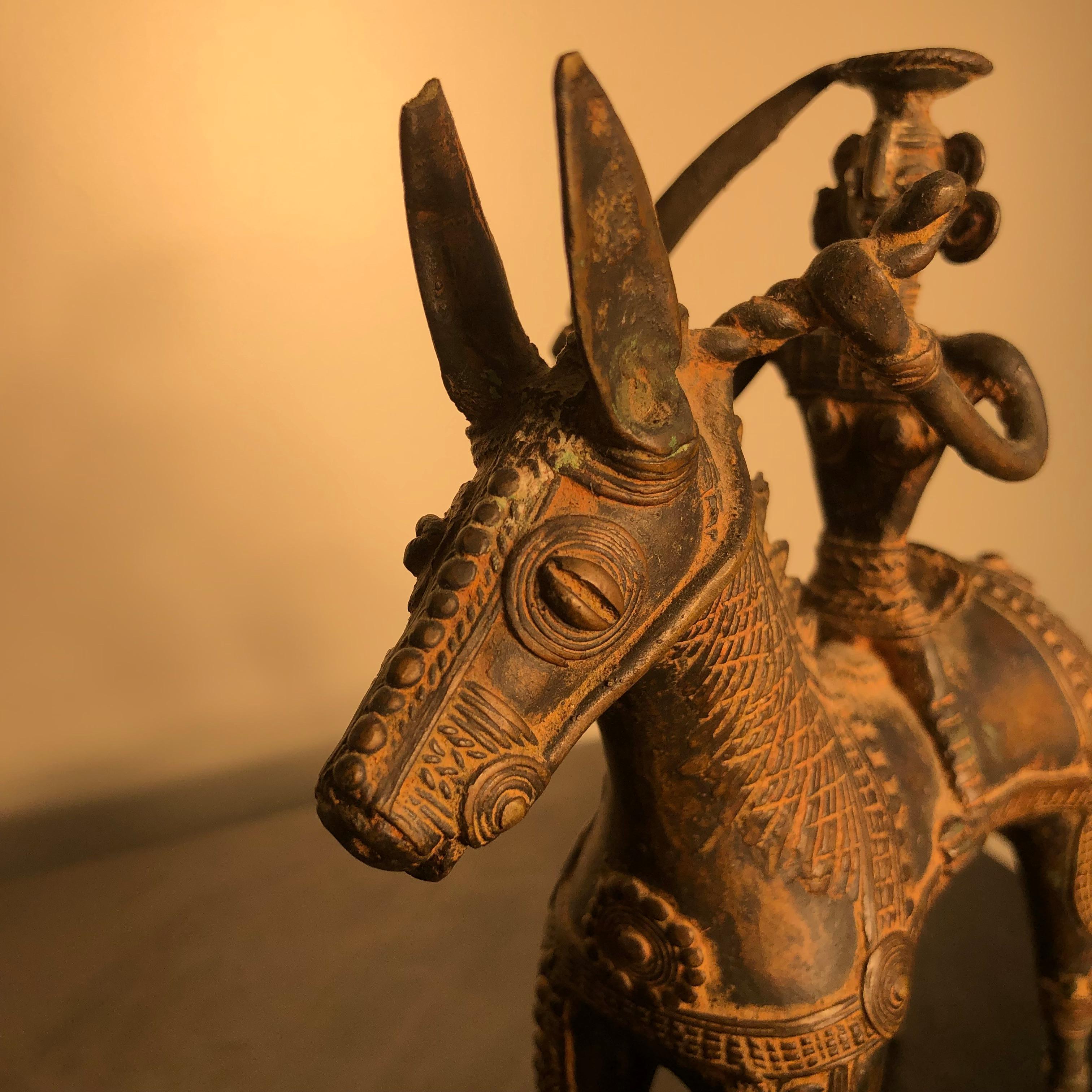 Feines antikes Bronzepferd & Reiter mit feinen Details:: gesammelt in Mumbai 1960er Jahre (Gegossen)