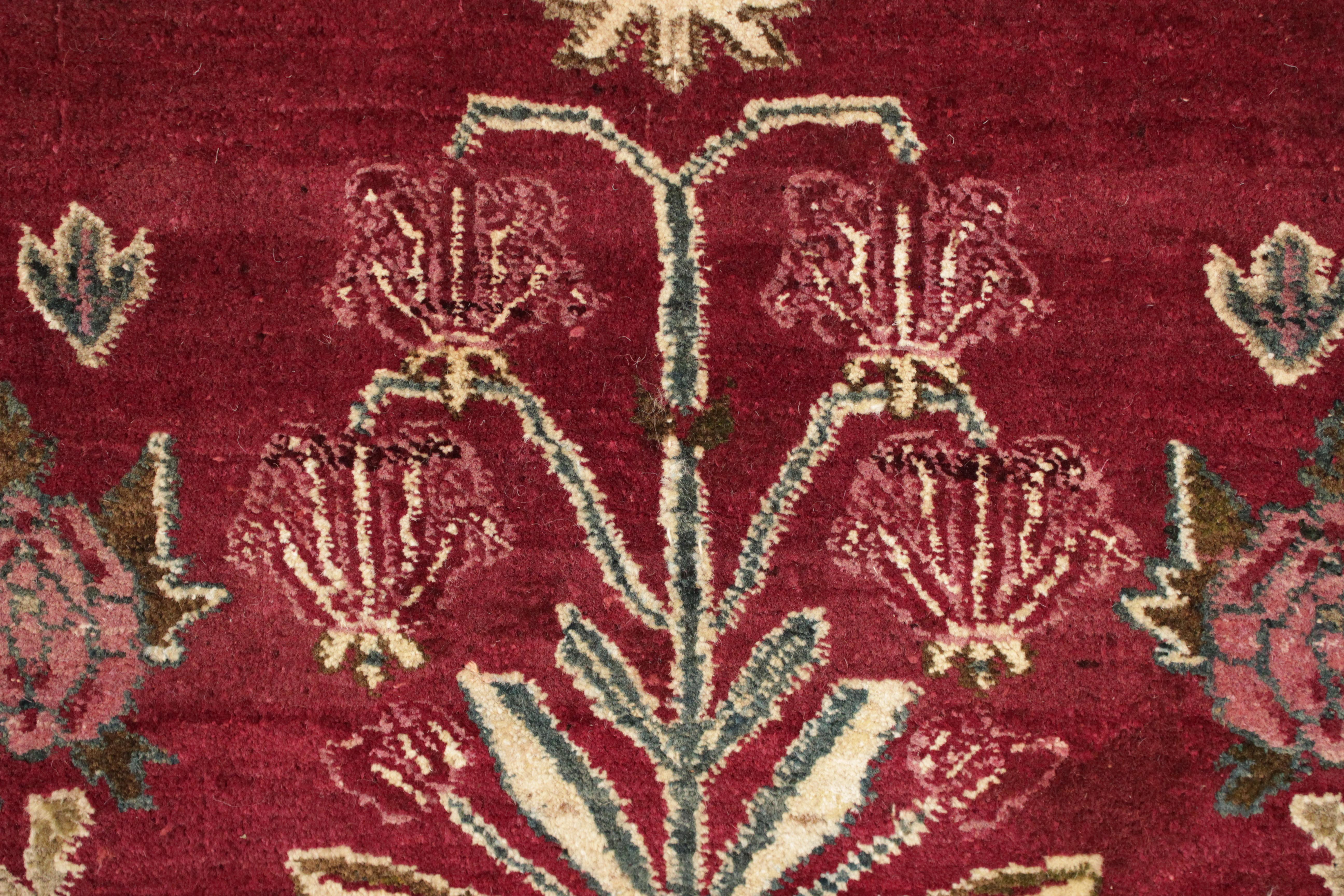 Feiner antiker burgunderroter quadratischer Agra-Teppich mit Mughal-Shrub-Muster im Angebot 3