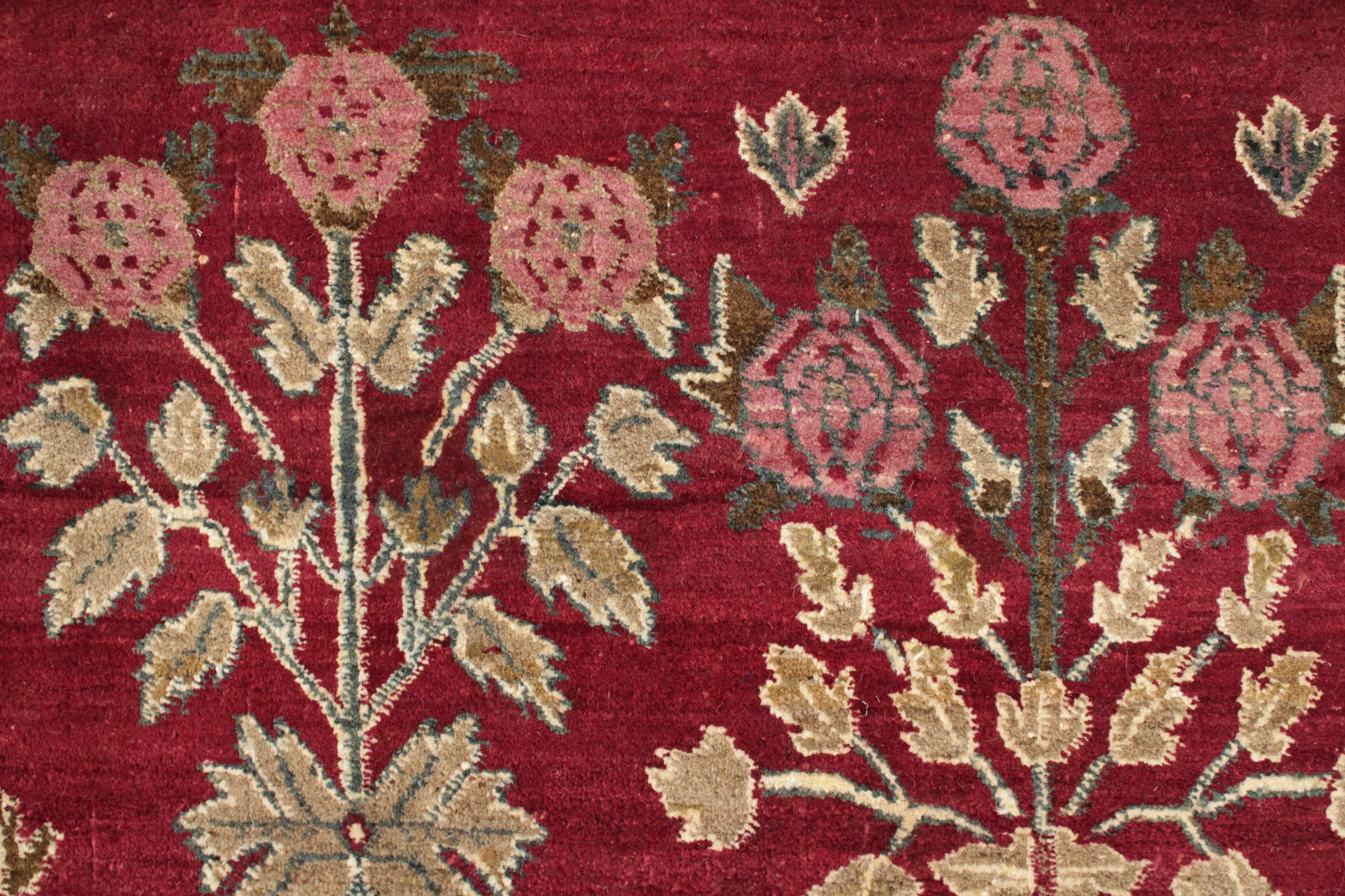 Feiner antiker burgunderroter quadratischer Agra-Teppich mit Mughal-Shrub-Muster im Angebot 4