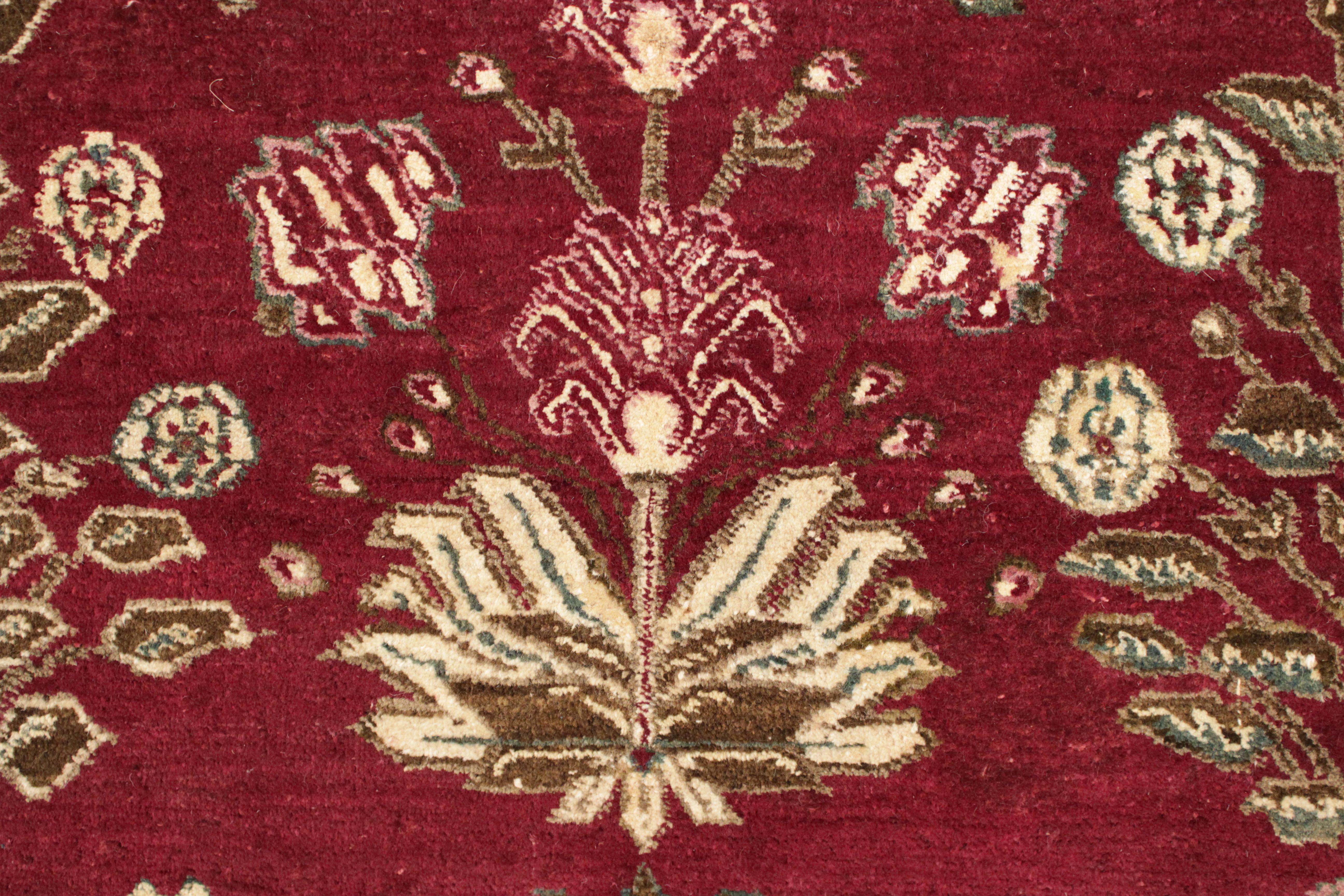 Feiner antiker burgunderroter quadratischer Agra-Teppich mit Mughal-Shrub-Muster im Angebot 5