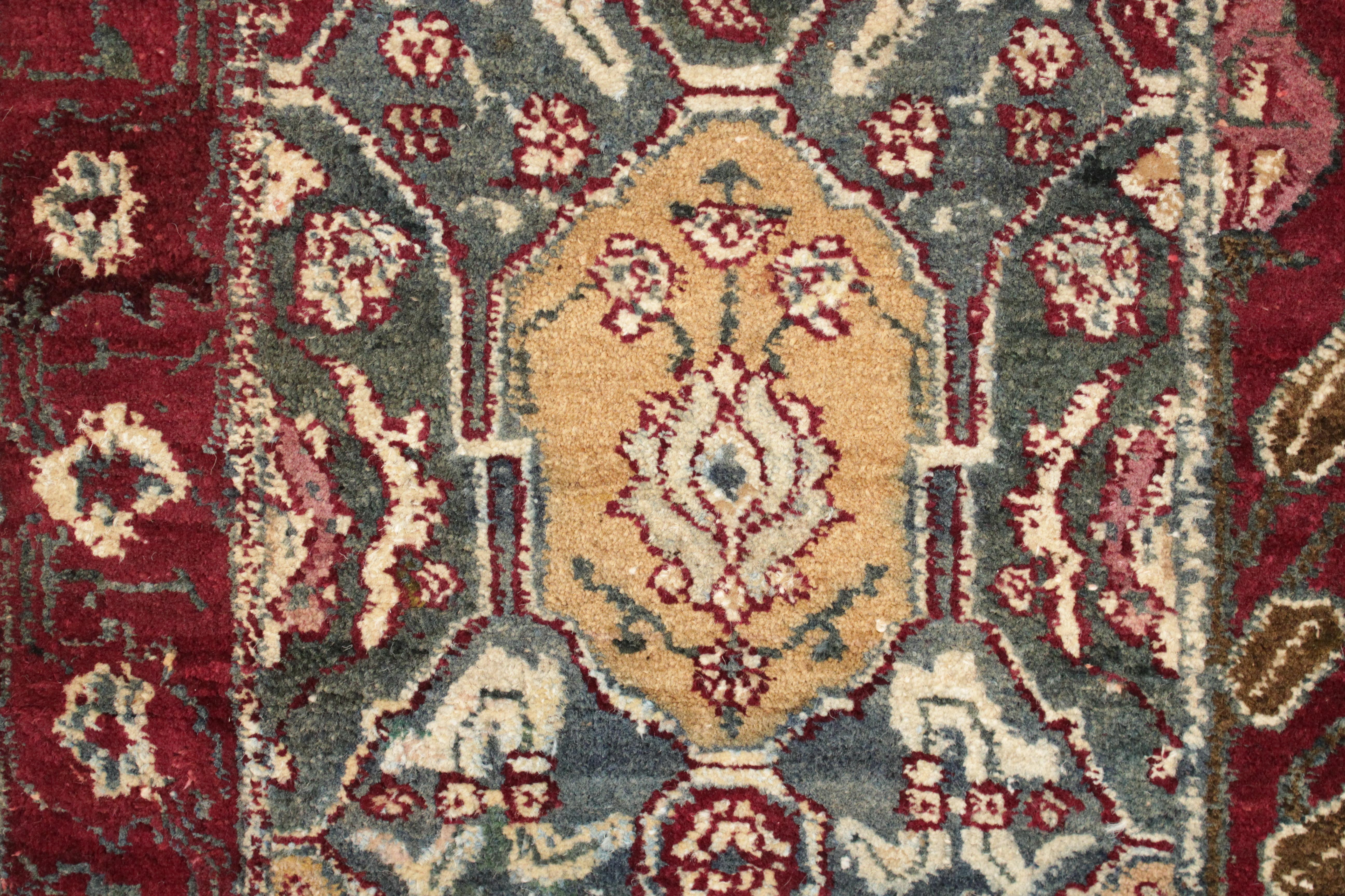 Feiner antiker burgunderroter quadratischer Agra-Teppich mit Mughal-Shrub-Muster im Angebot 6