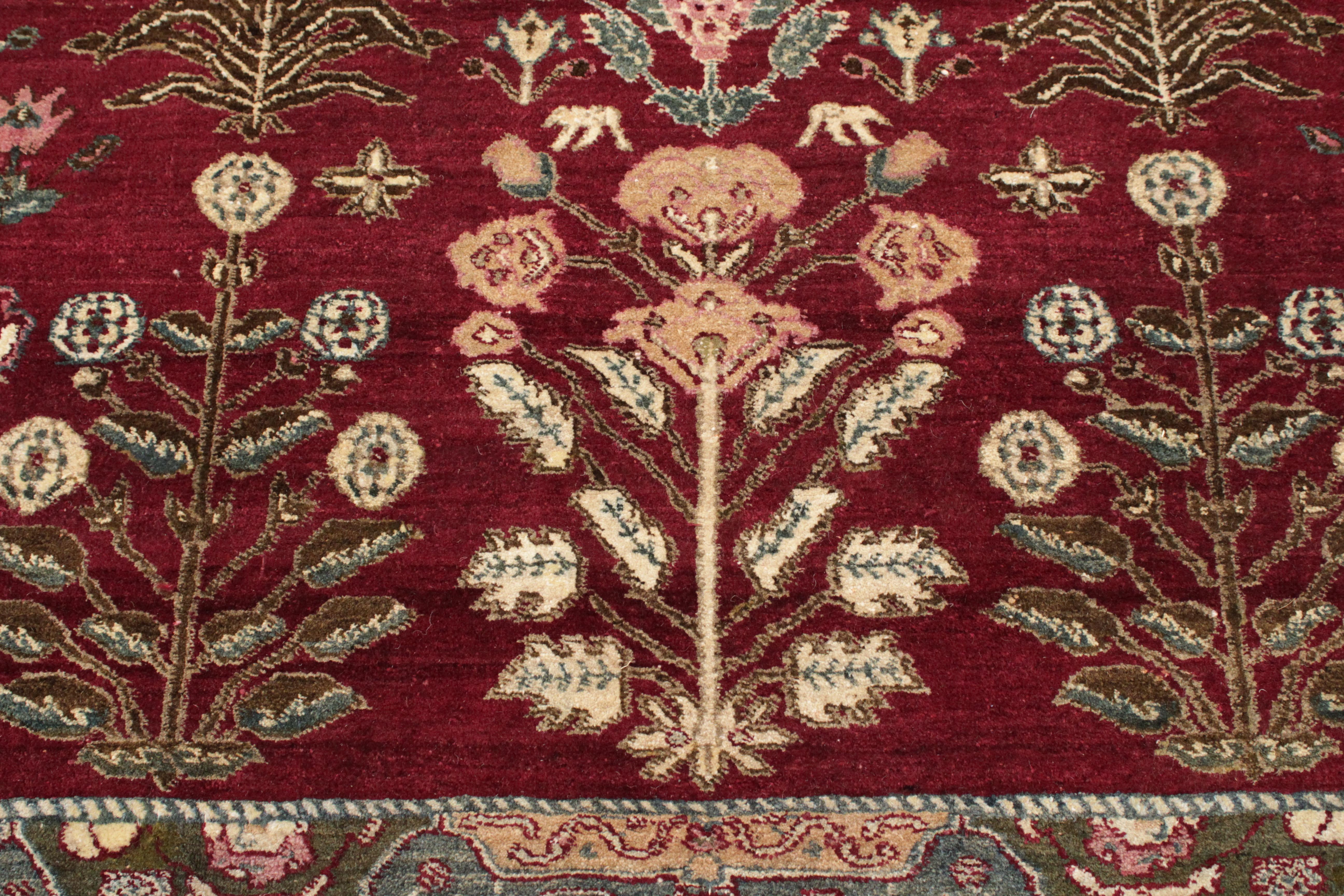 Feiner antiker burgunderroter quadratischer Agra-Teppich mit Mughal-Shrub-Muster (Indian) im Angebot