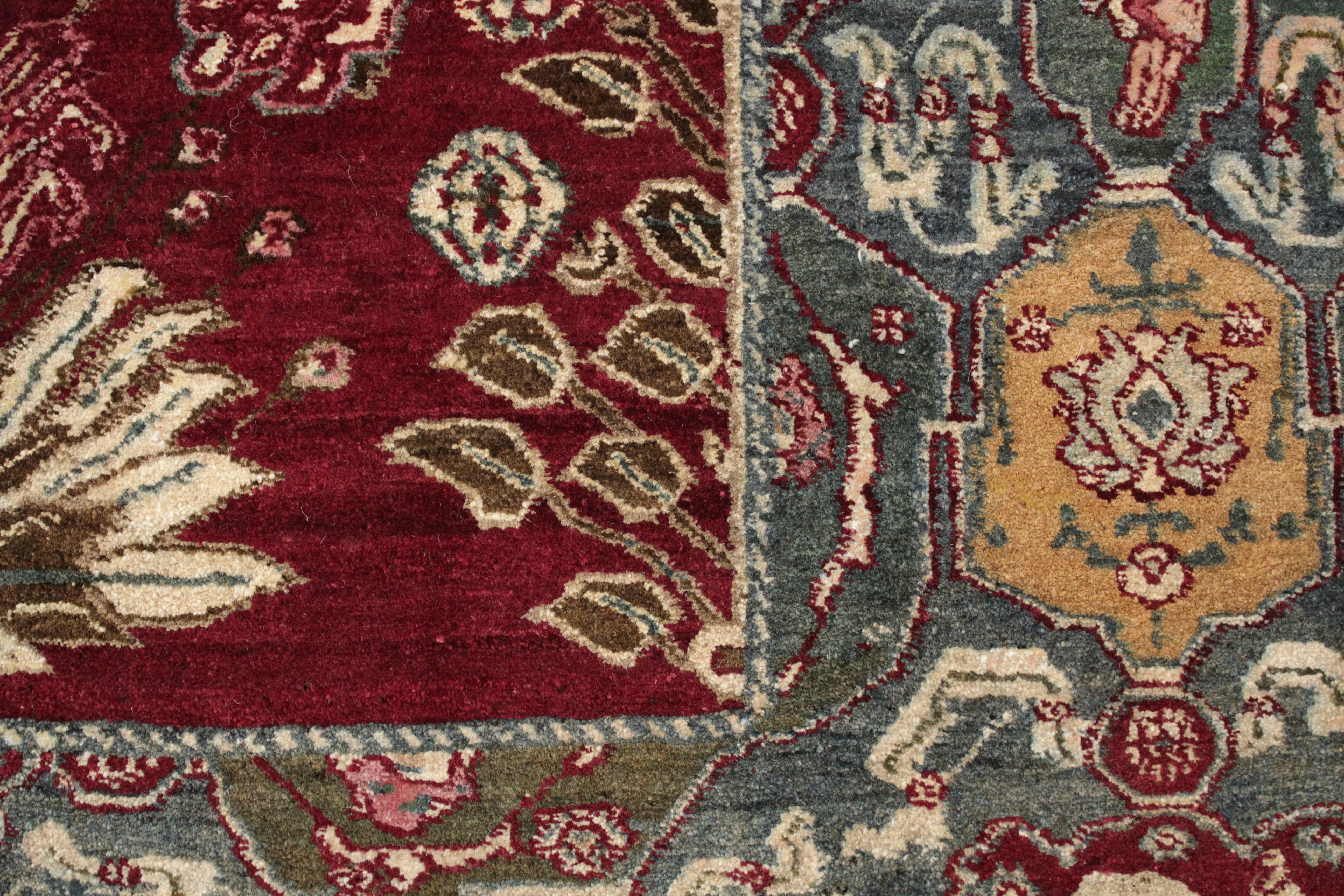 Feiner antiker burgunderroter quadratischer Agra-Teppich mit Mughal-Shrub-Muster (Handgeknüpft) im Angebot