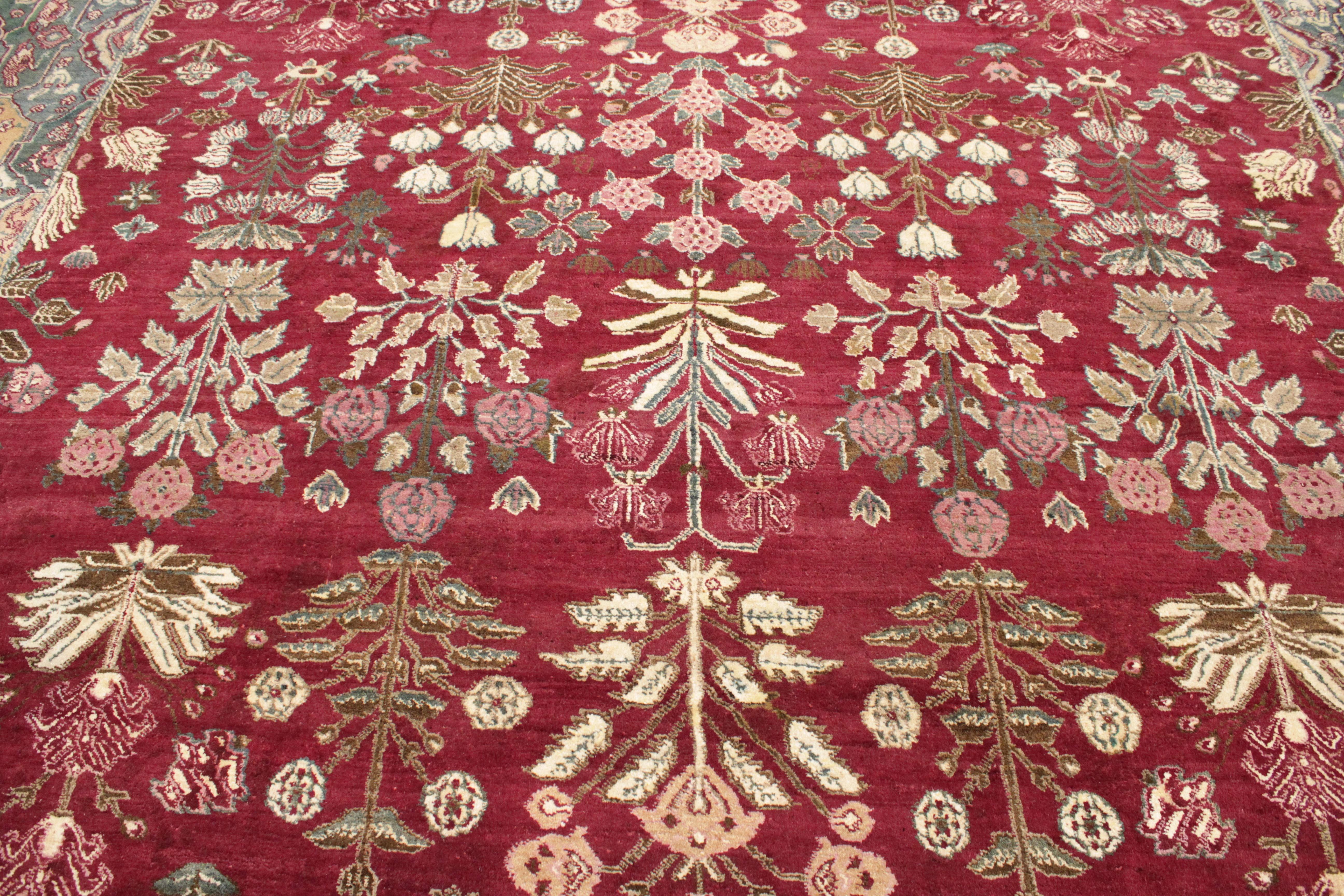 Feiner antiker burgunderroter quadratischer Agra-Teppich mit Mughal-Shrub-Muster (19th Century) im Angebot