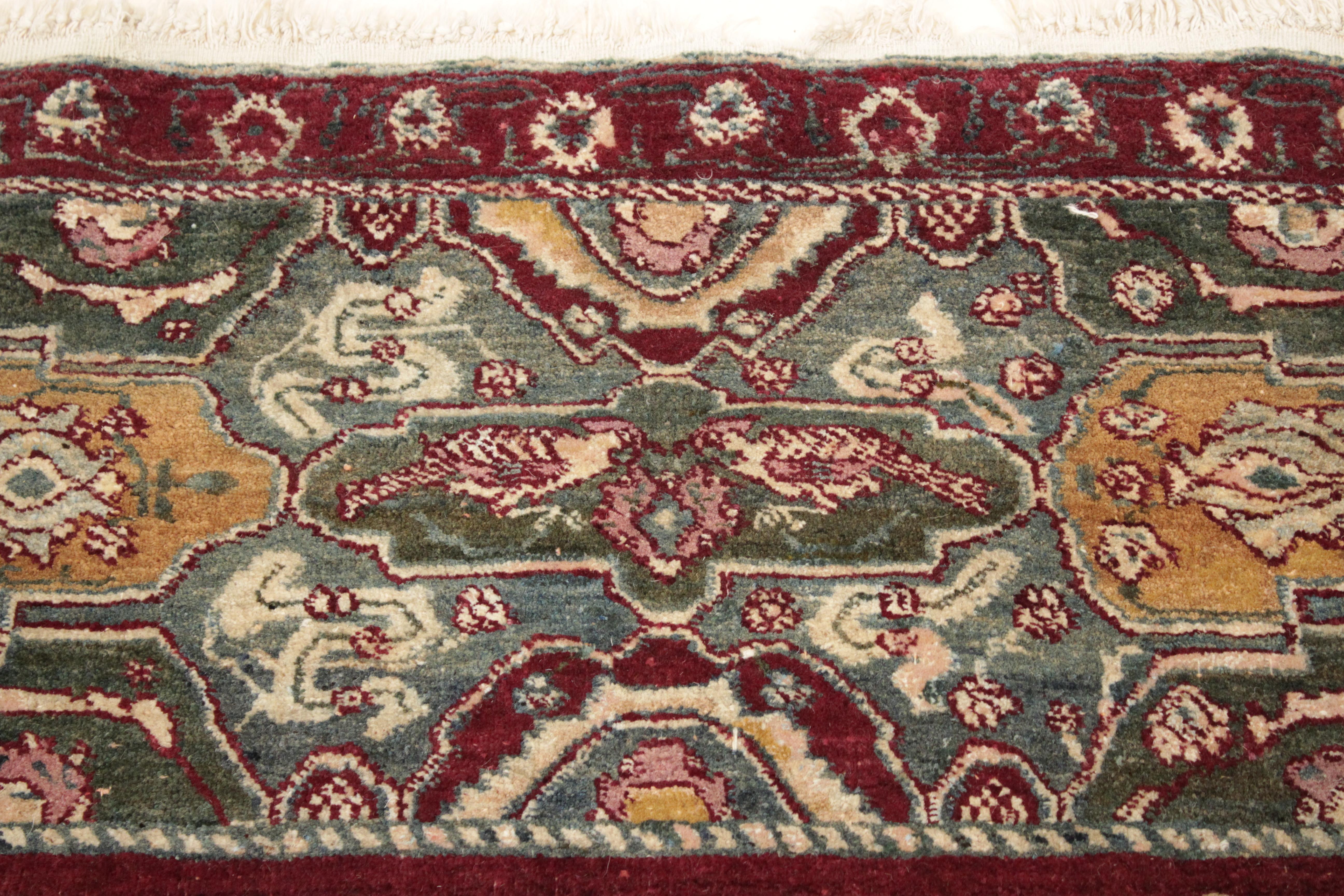 Feiner antiker burgunderroter quadratischer Agra-Teppich mit Mughal-Shrub-Muster (Wolle) im Angebot