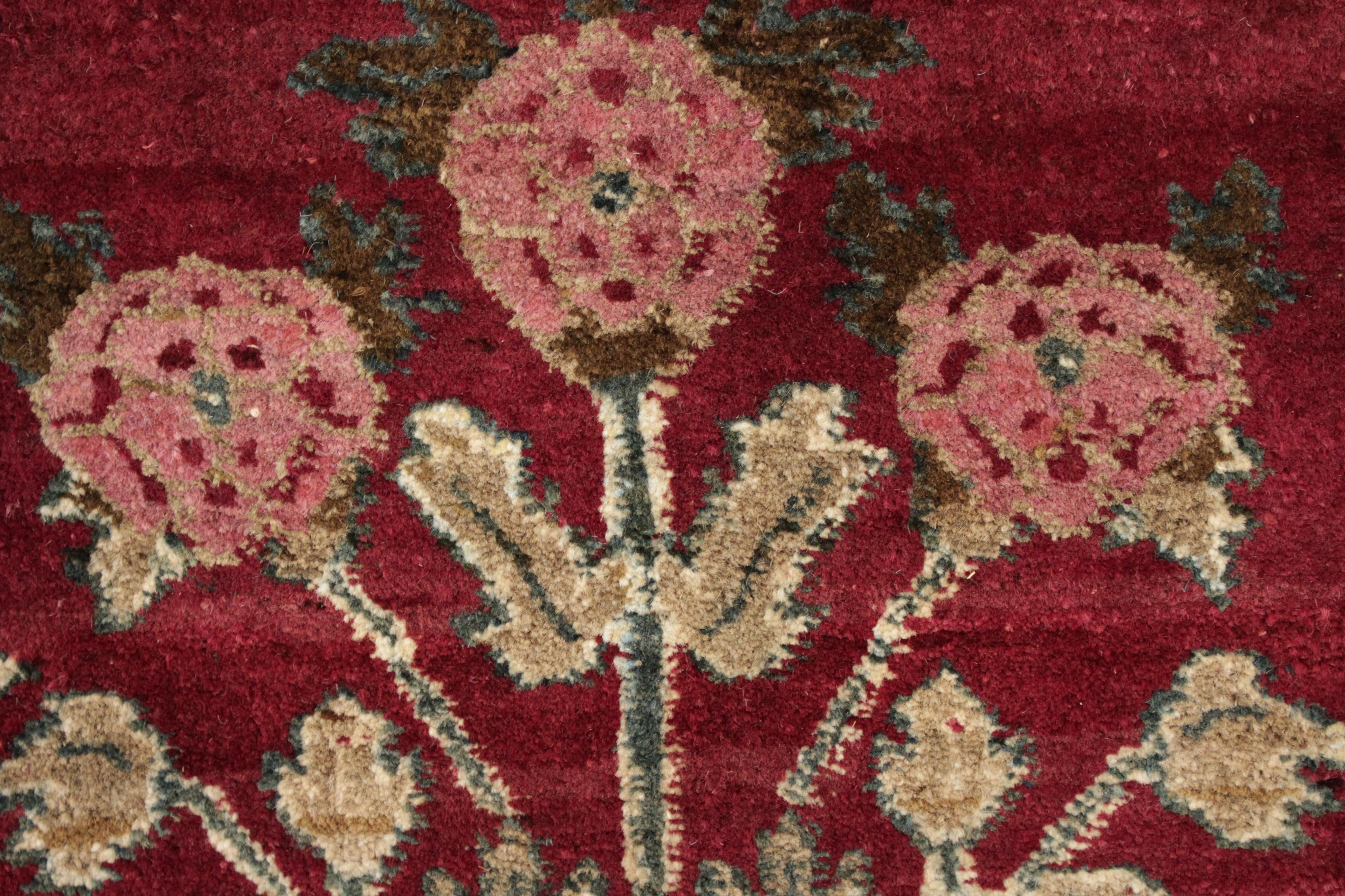 Feiner antiker burgunderroter quadratischer Agra-Teppich mit Mughal-Shrub-Muster im Angebot 2