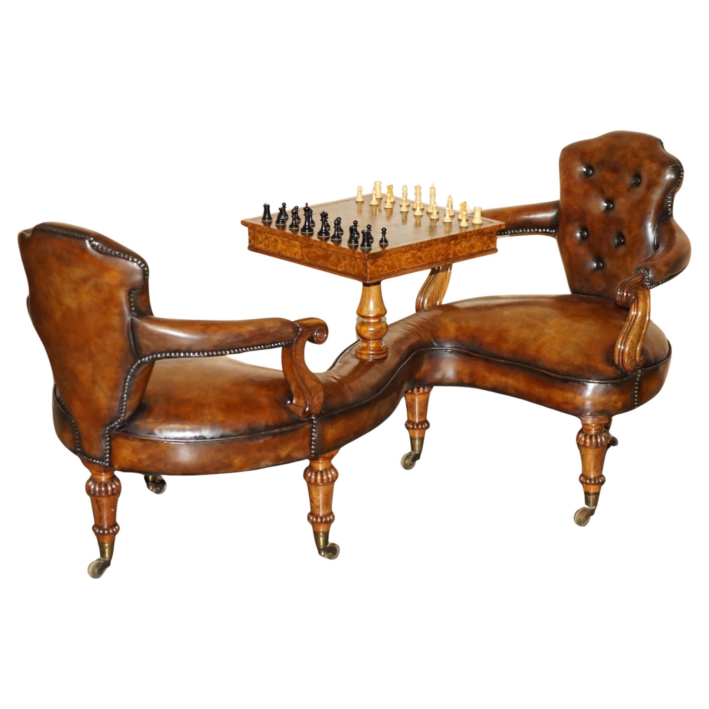 FiNE ANTIQUE BURR WALNUT BROWN LEATHER CONVERSATION CHESSBOARD COUCH TETA A TETA in vendita