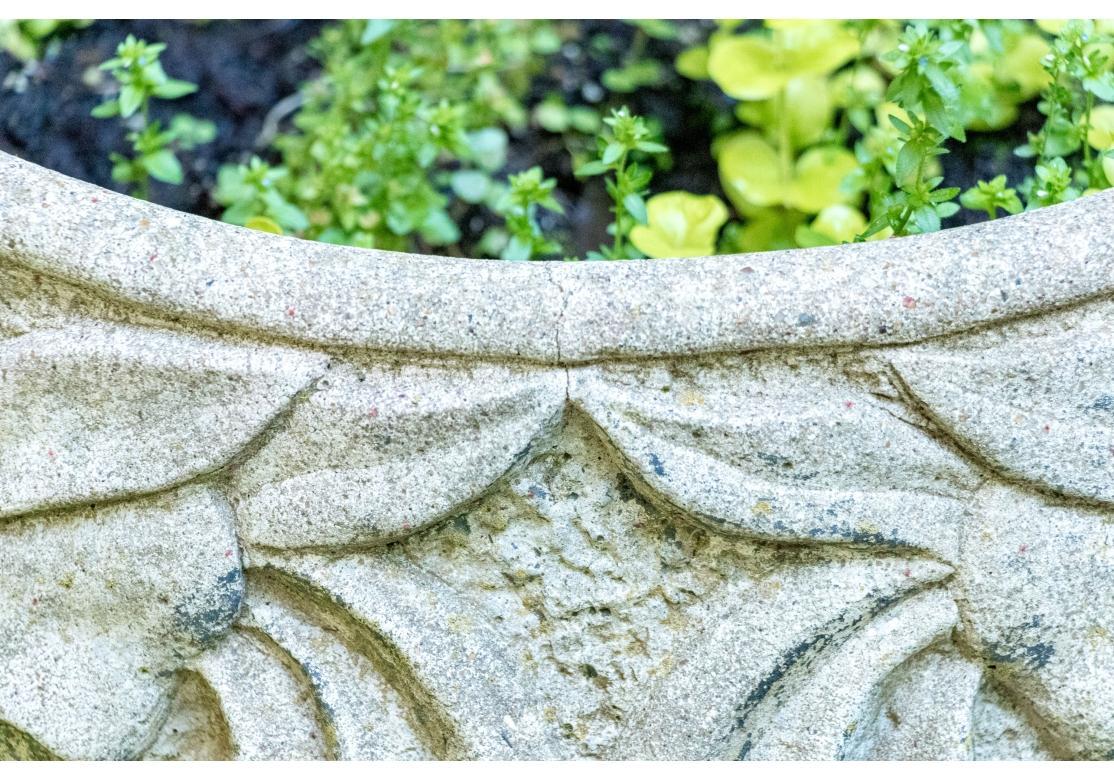 Néoclassique Belle jardinière ancienne en pierre moulée sur pied en vente