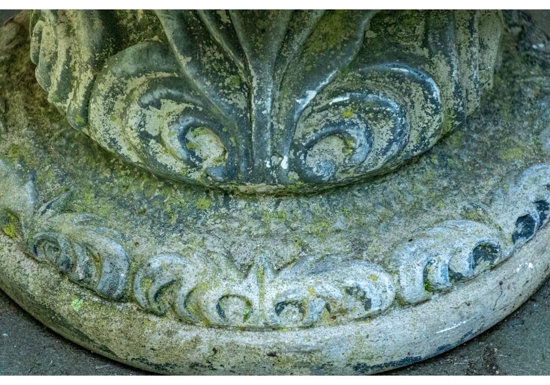 Inconnu Belle jardinière ancienne en pierre moulée sur pied en vente