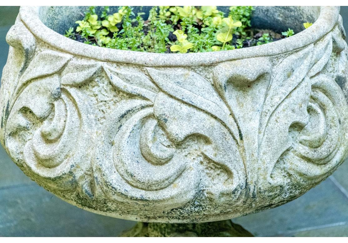 Pierre artificielle Belle jardinière ancienne en pierre moulée sur pied en vente
