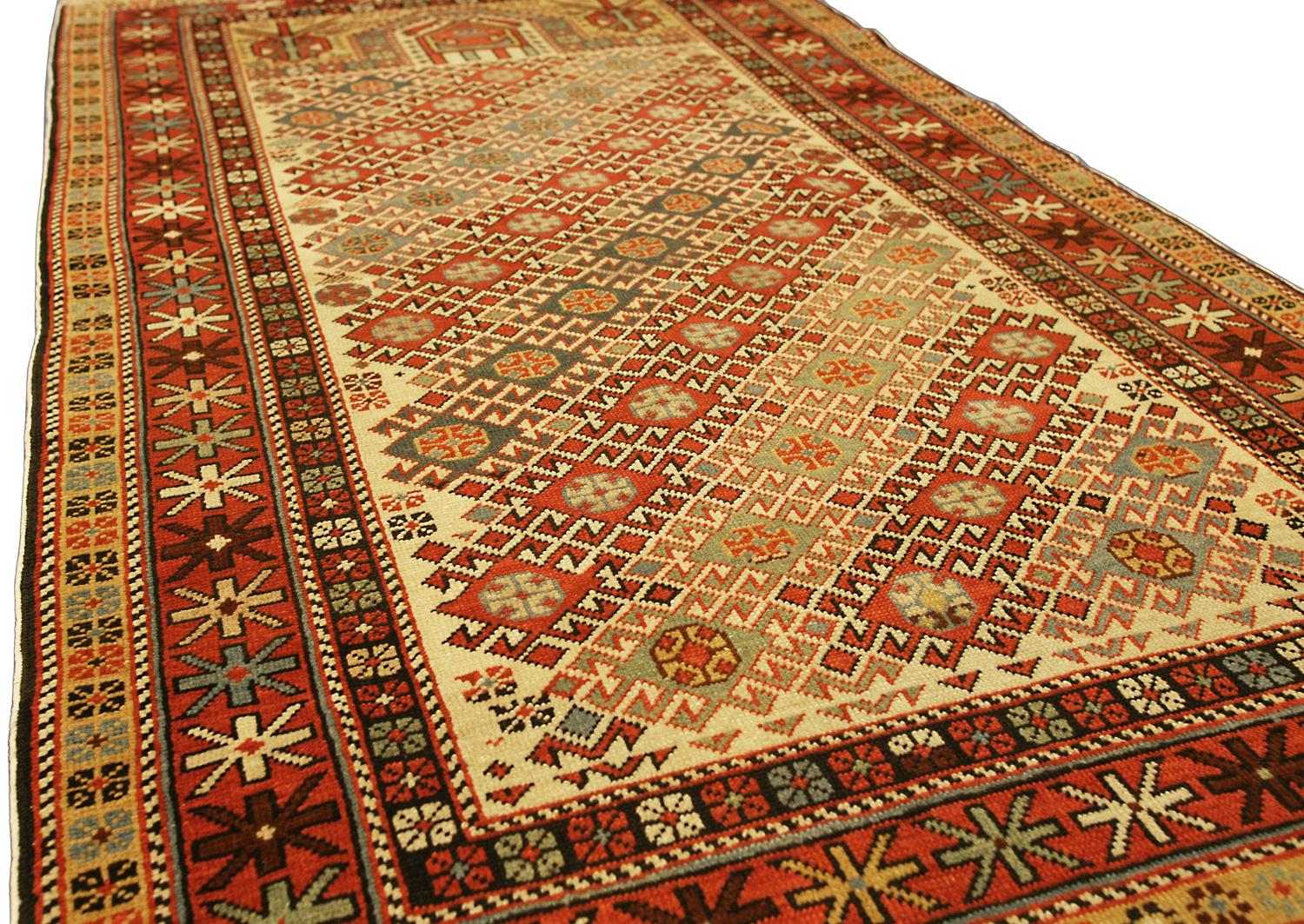 Fine Antique Caucasian Daghestan Beige & Cream Wool Rug, ca. 1890 In Good Condition For Sale In Ferrara, IT