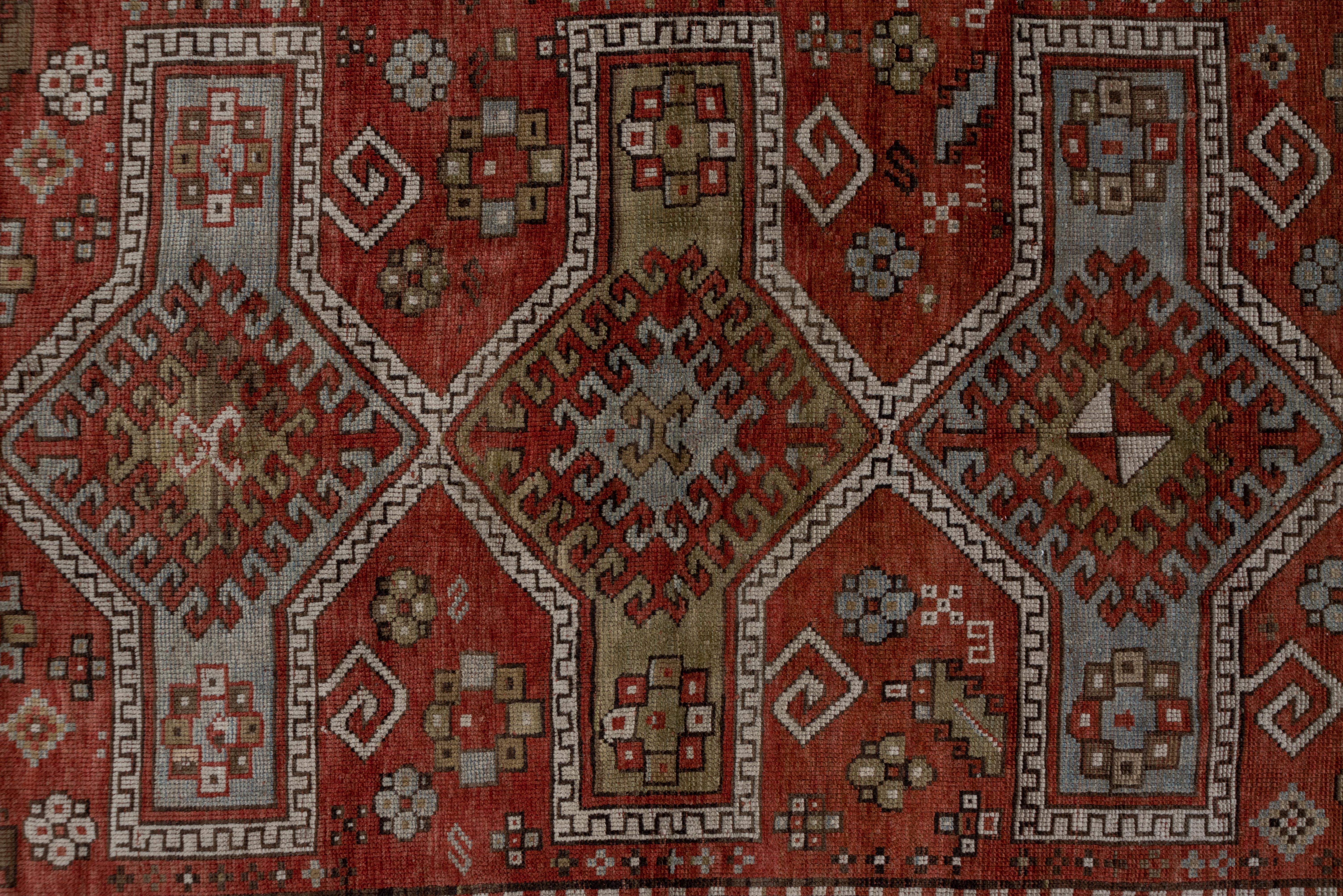Antiker kaukasischer breiter kaukasischer Läufer, rotes Feld, glänzende graue Bordüren und olivgraue Töne (Kaukasisch) im Angebot