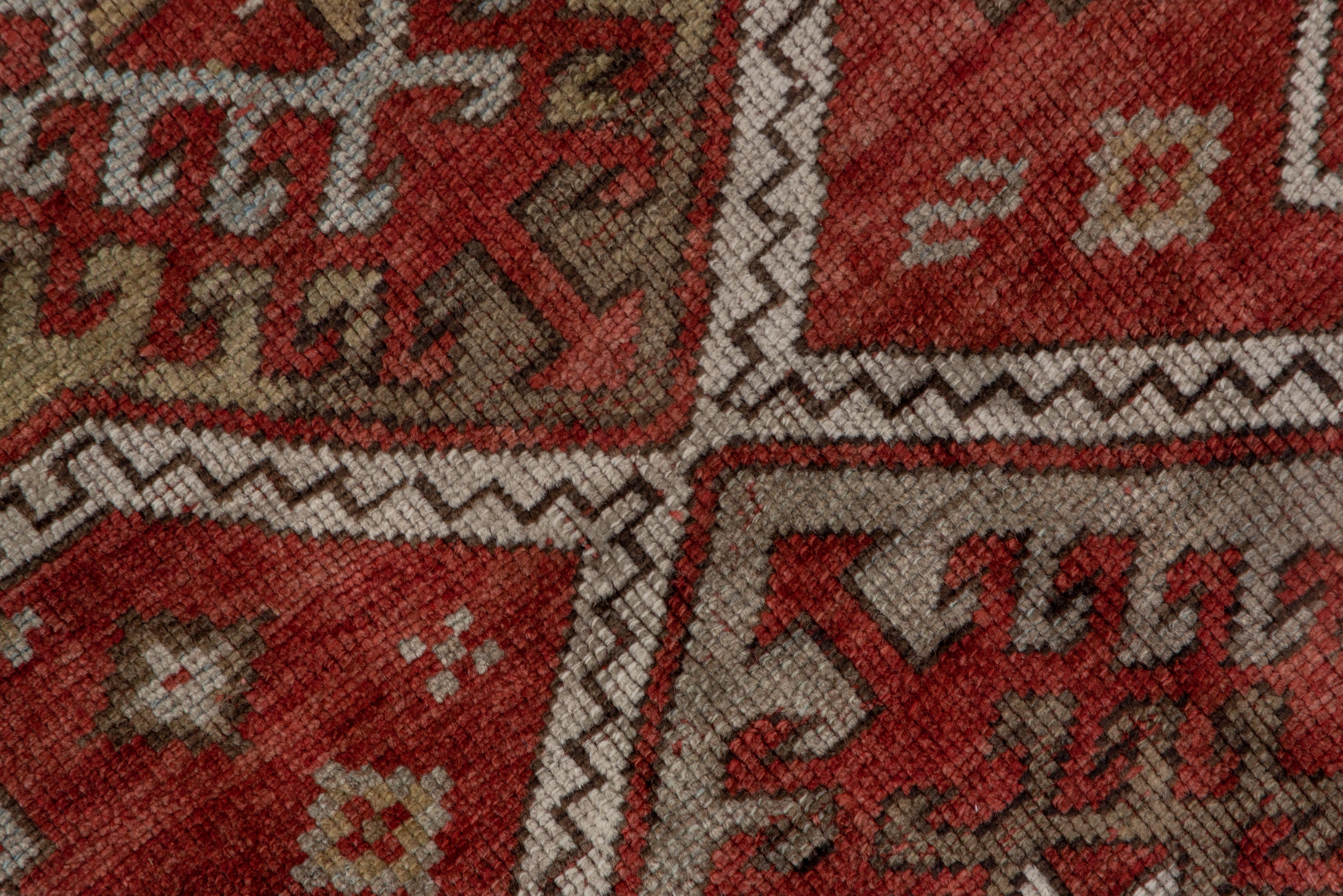 Antiker kaukasischer breiter kaukasischer Läufer, rotes Feld, glänzende graue Bordüren und olivgraue Töne (Handgeknüpft) im Angebot