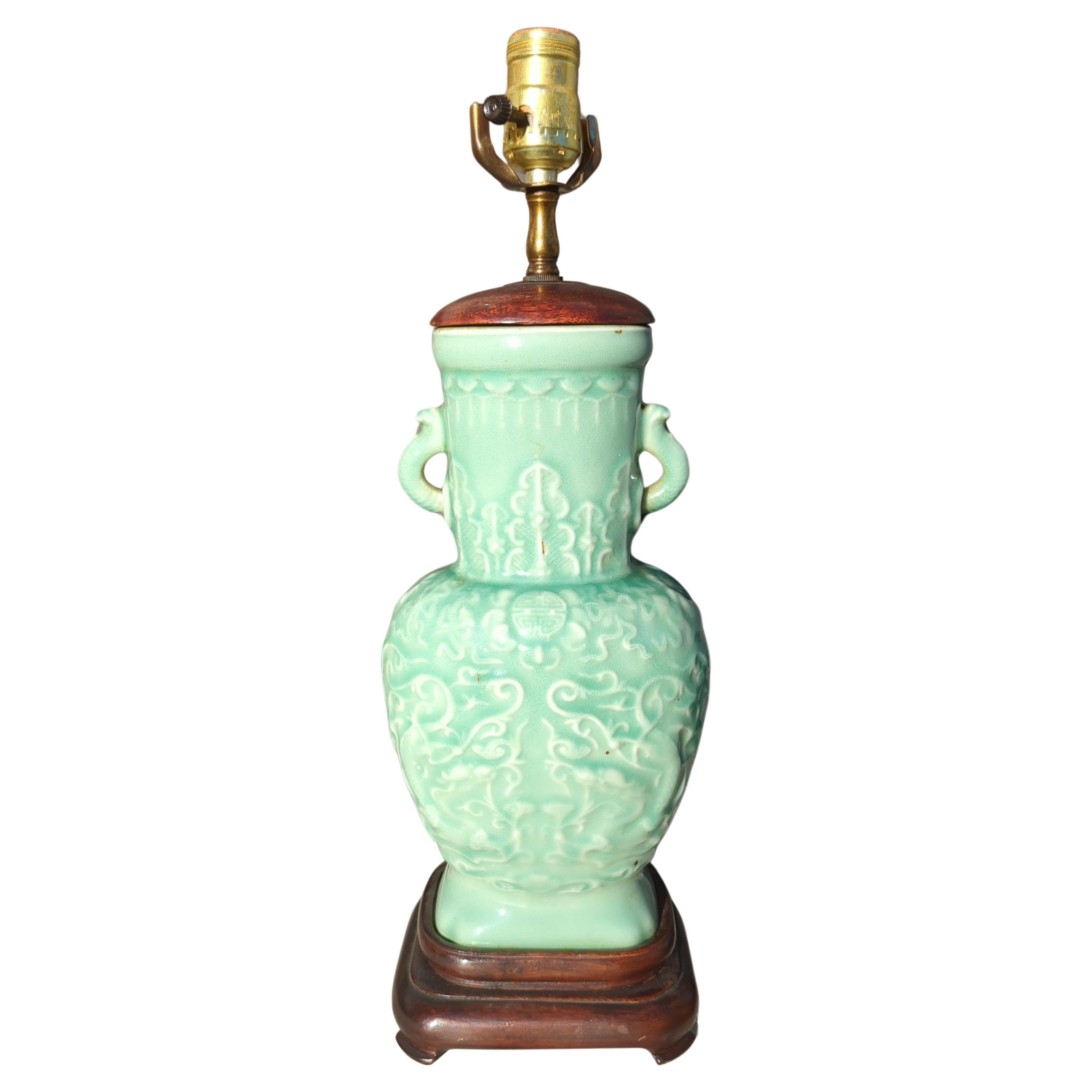 Feine antike chinesische geschnitzte Celadon-Porzellanvase-Tischlampe mit Relief aus dem 19. Jahrhundert, 20c 