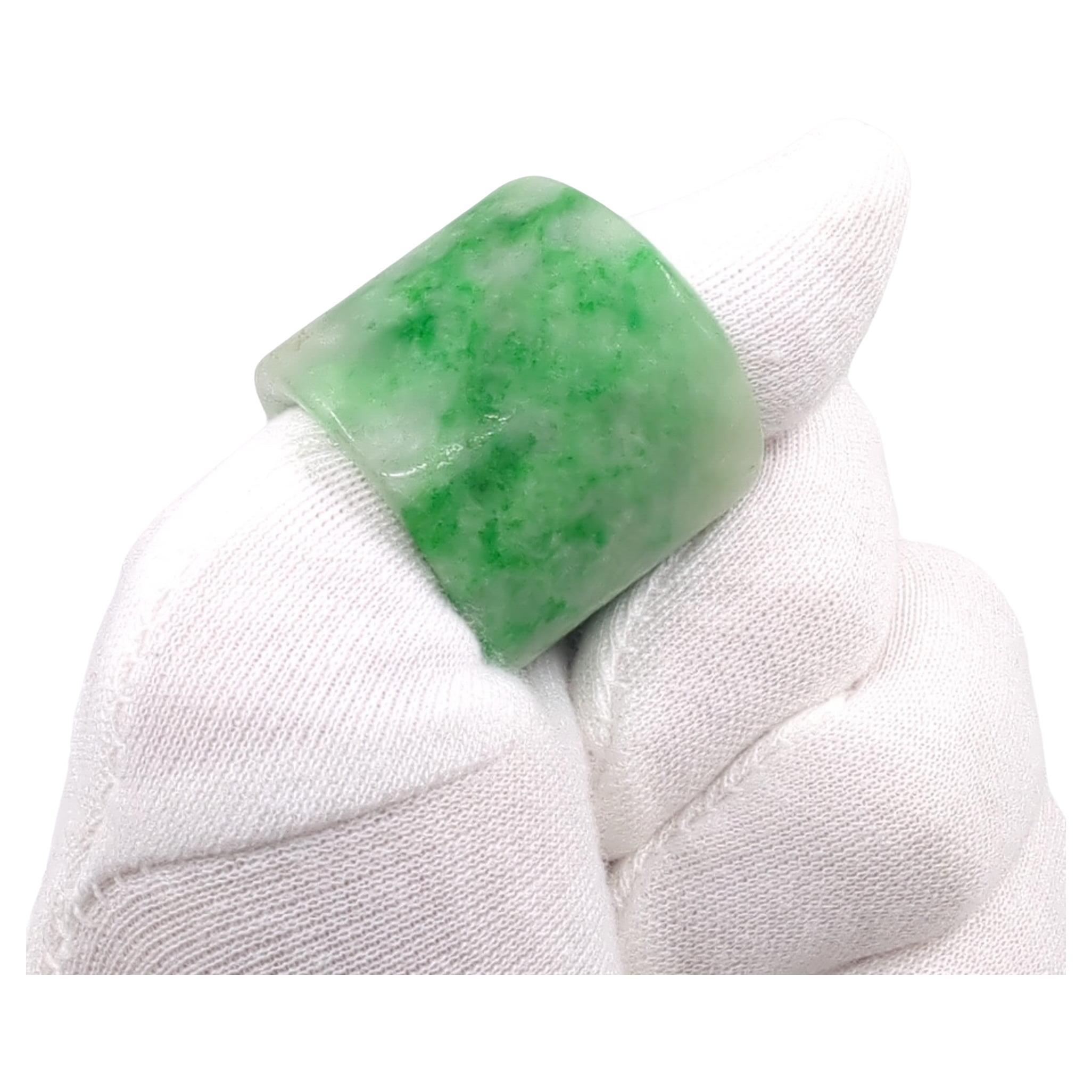 Belle bague d'oreilles chinoise ancienne sculptée en jadéite verte mouchetée de couleur A en vente 5