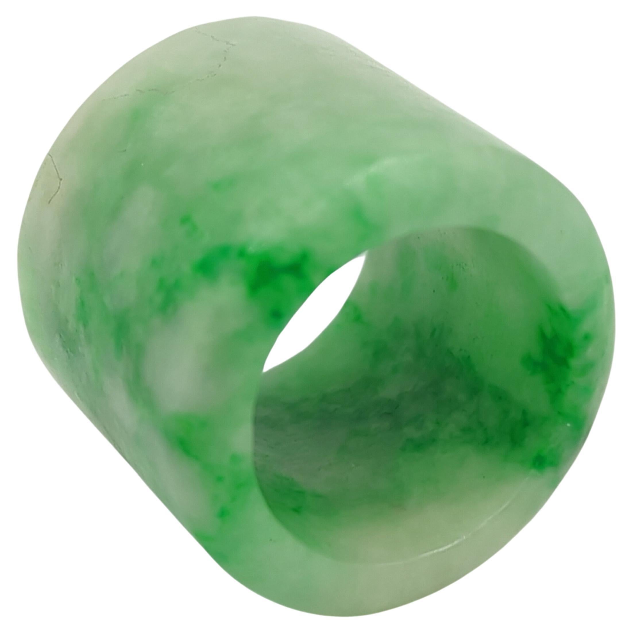 Belle bague d'oreilles chinoise ancienne sculptée en jadéite verte mouchetée de couleur A en vente 1
