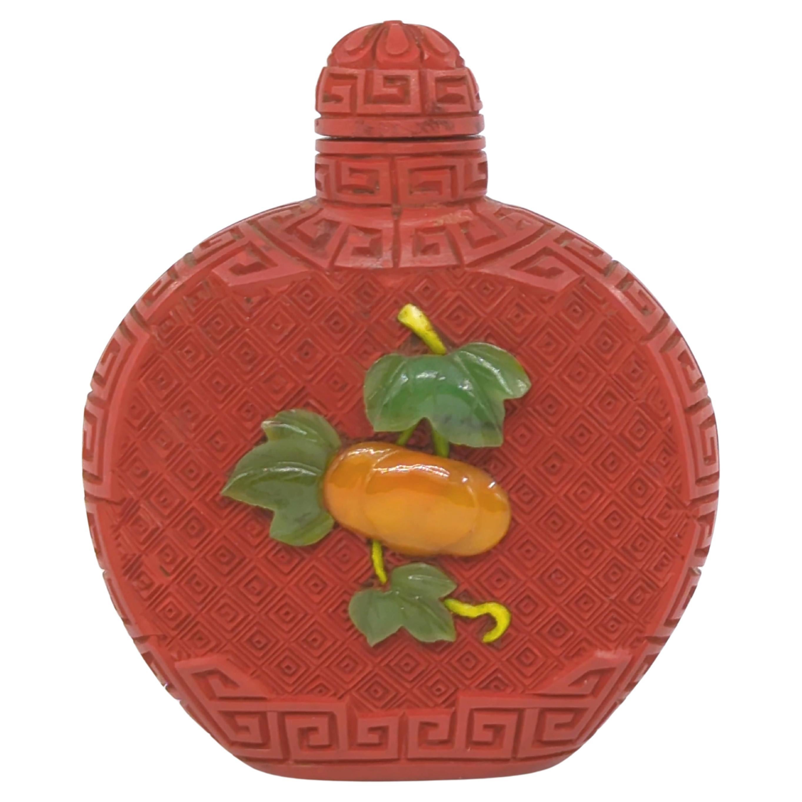 Antike chinesische geschnitzte Cinnabar-Schnupftabakflasche mit applizierten Edelsteinen, R.O.C. 20c (Geschnitzt) im Angebot