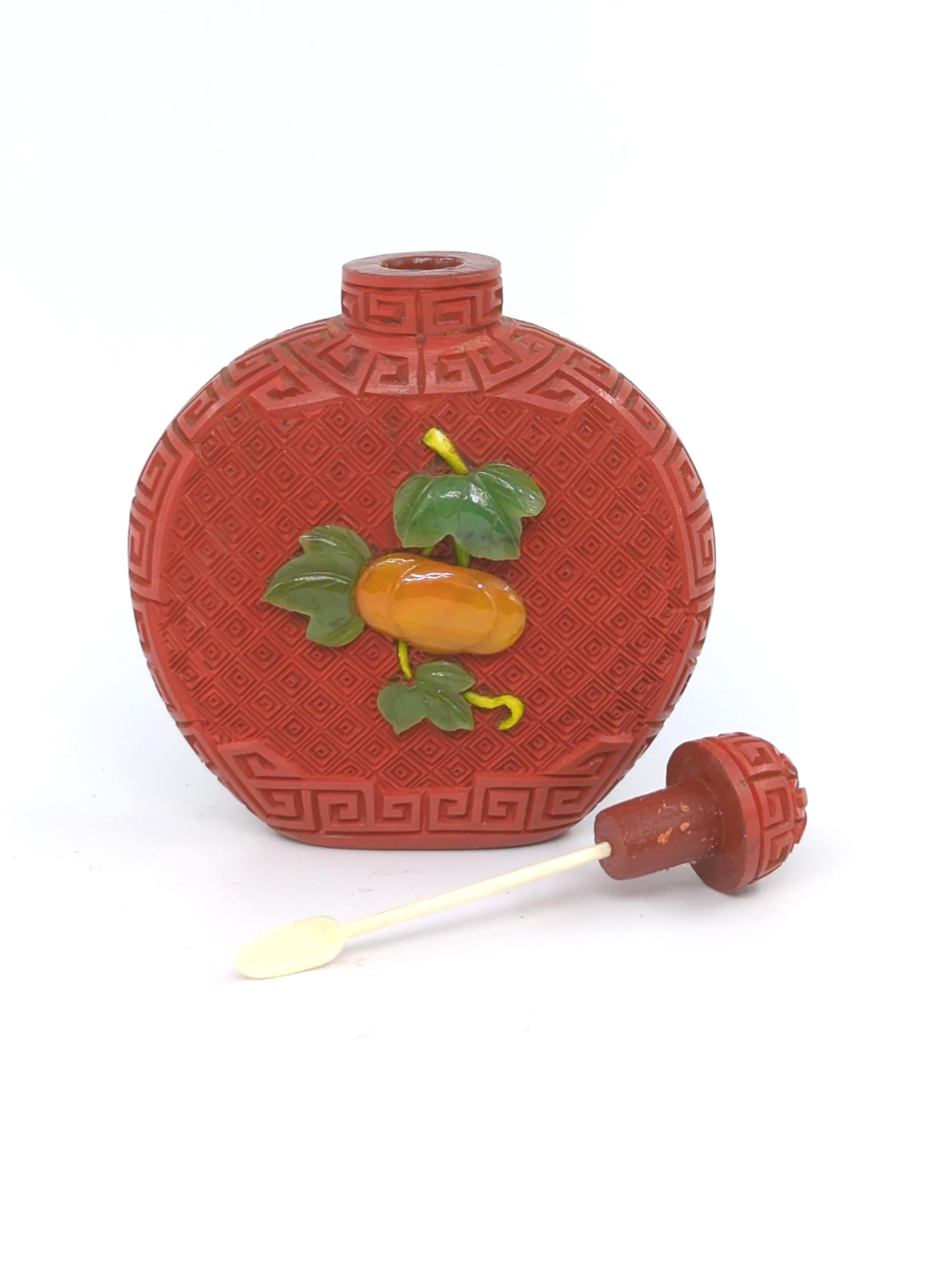 Antike chinesische geschnitzte Cinnabar-Schnupftabakflasche mit applizierten Edelsteinen, R.O.C. 20c (20. Jahrhundert) im Angebot