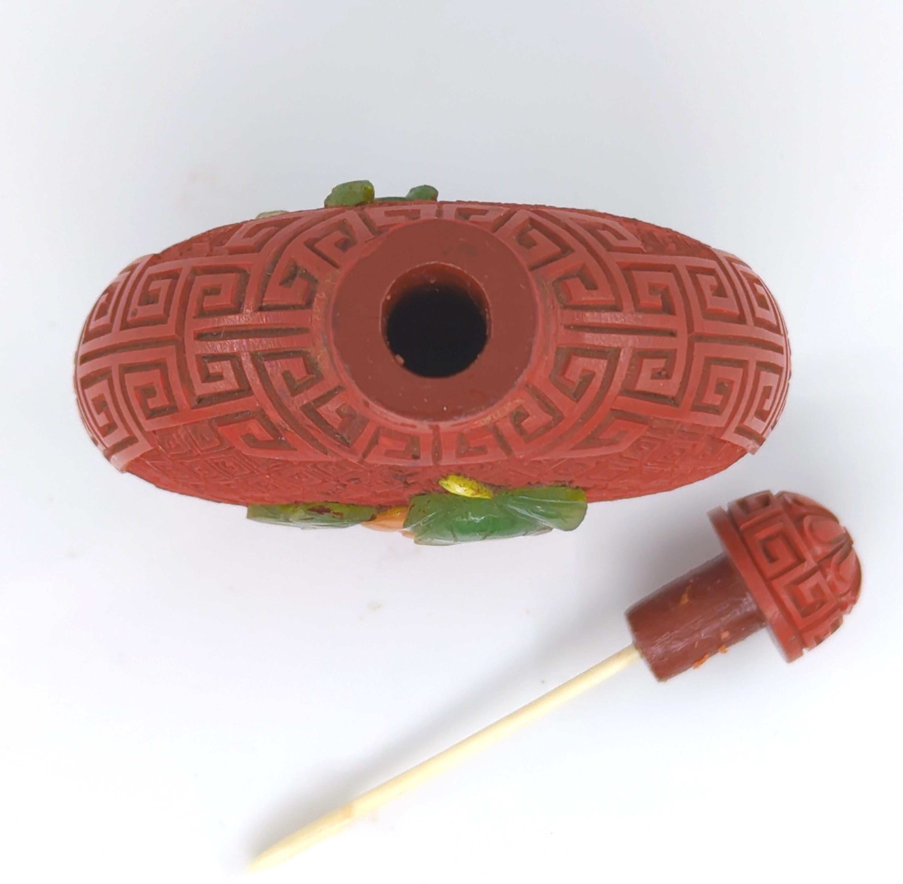 Antike chinesische geschnitzte Cinnabar-Schnupftabakflasche mit applizierten Edelsteinen, R.O.C. 20c (Jade) im Angebot