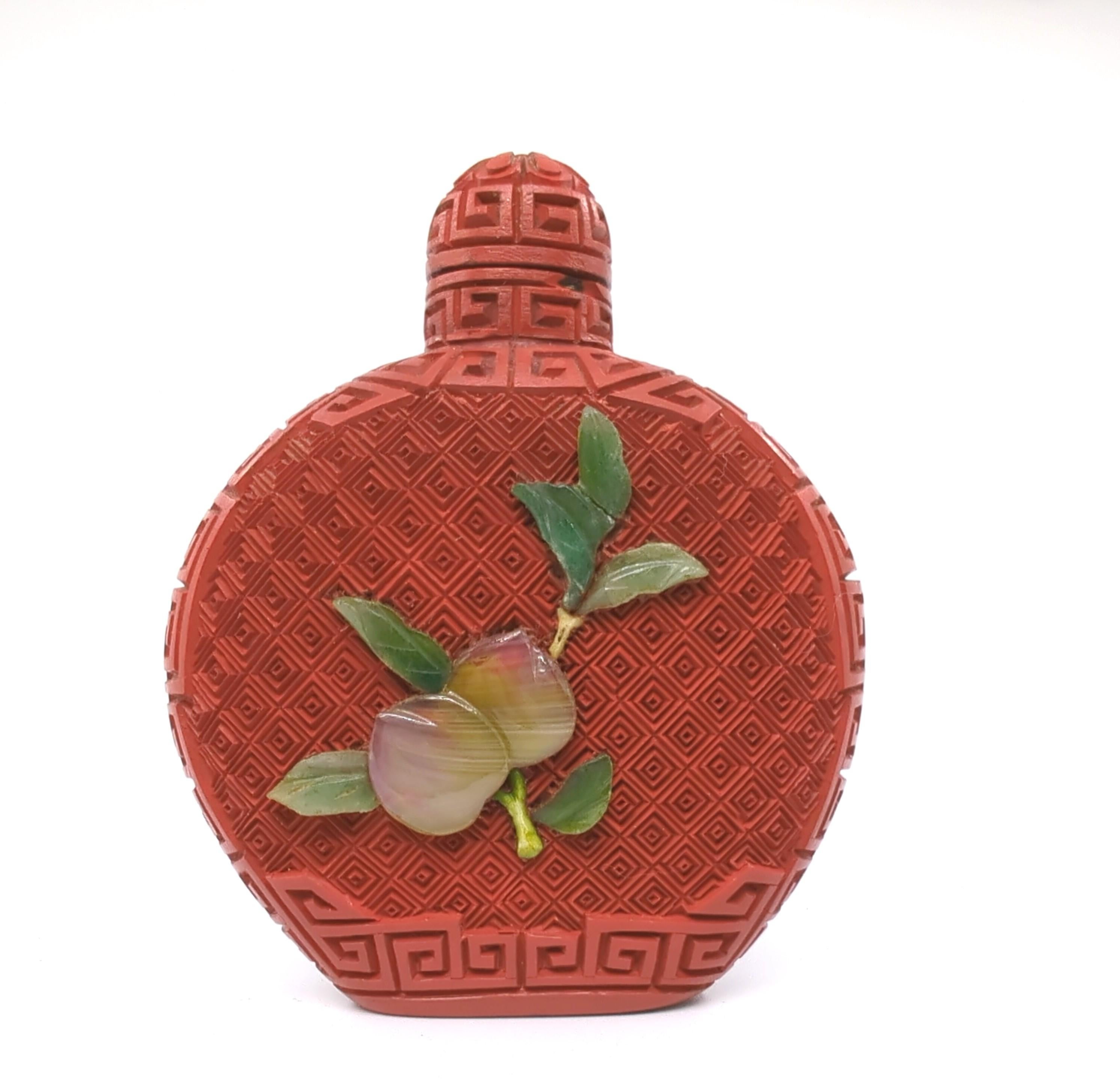 Antike chinesische geschnitzte Cinnabar-Schnupftabakflasche mit applizierten Edelsteinen, R.O.C. 20c im Angebot 1