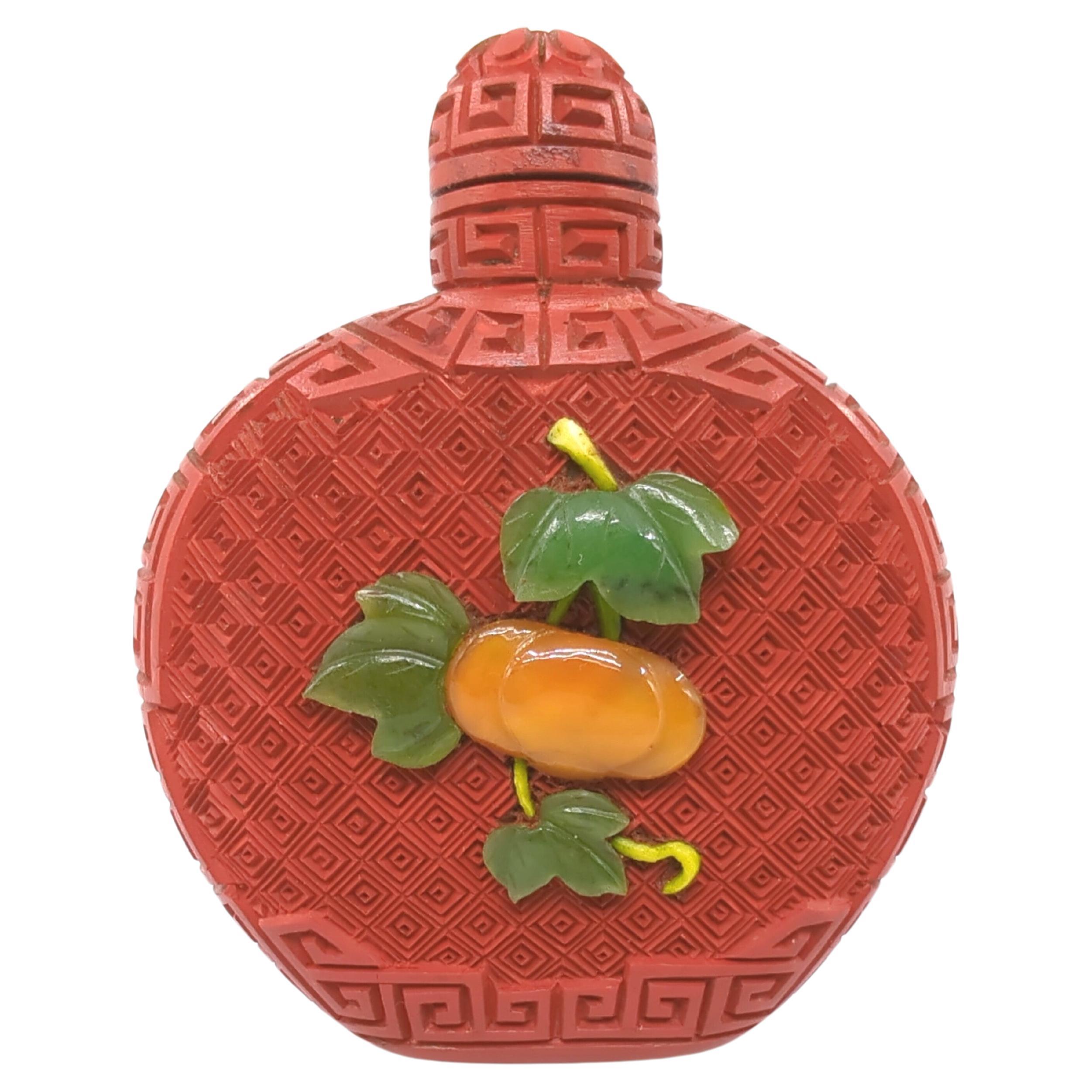 Antike chinesische geschnitzte Cinnabar-Schnupftabakflasche mit applizierten Edelsteinen, R.O.C. 20c