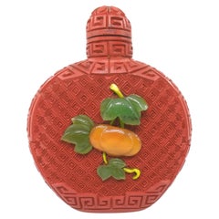 Antike chinesische geschnitzte Cinnabar-Schnupftabakflasche mit applizierten Edelsteinen, R.O.C. 20c