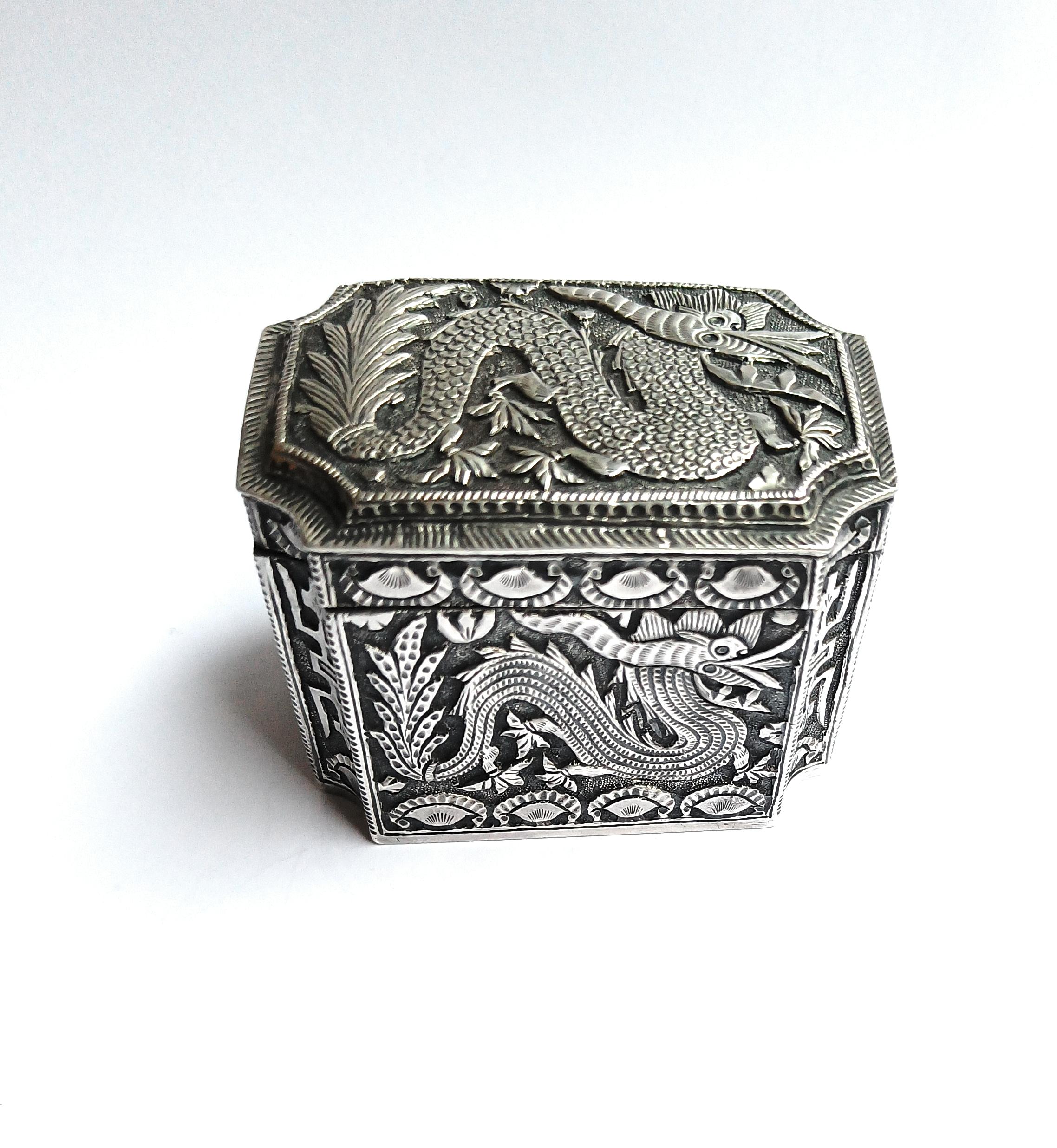 Raffinata scatola d'argento con drago cinese della dinastia Qing - fine del XIX secolo

Descrizione:
Una squisita scatola d'argento cinese della tarda dinastia Qing, che mostra una superba maestria nelle tecniche di repousse e di inseguimento. La