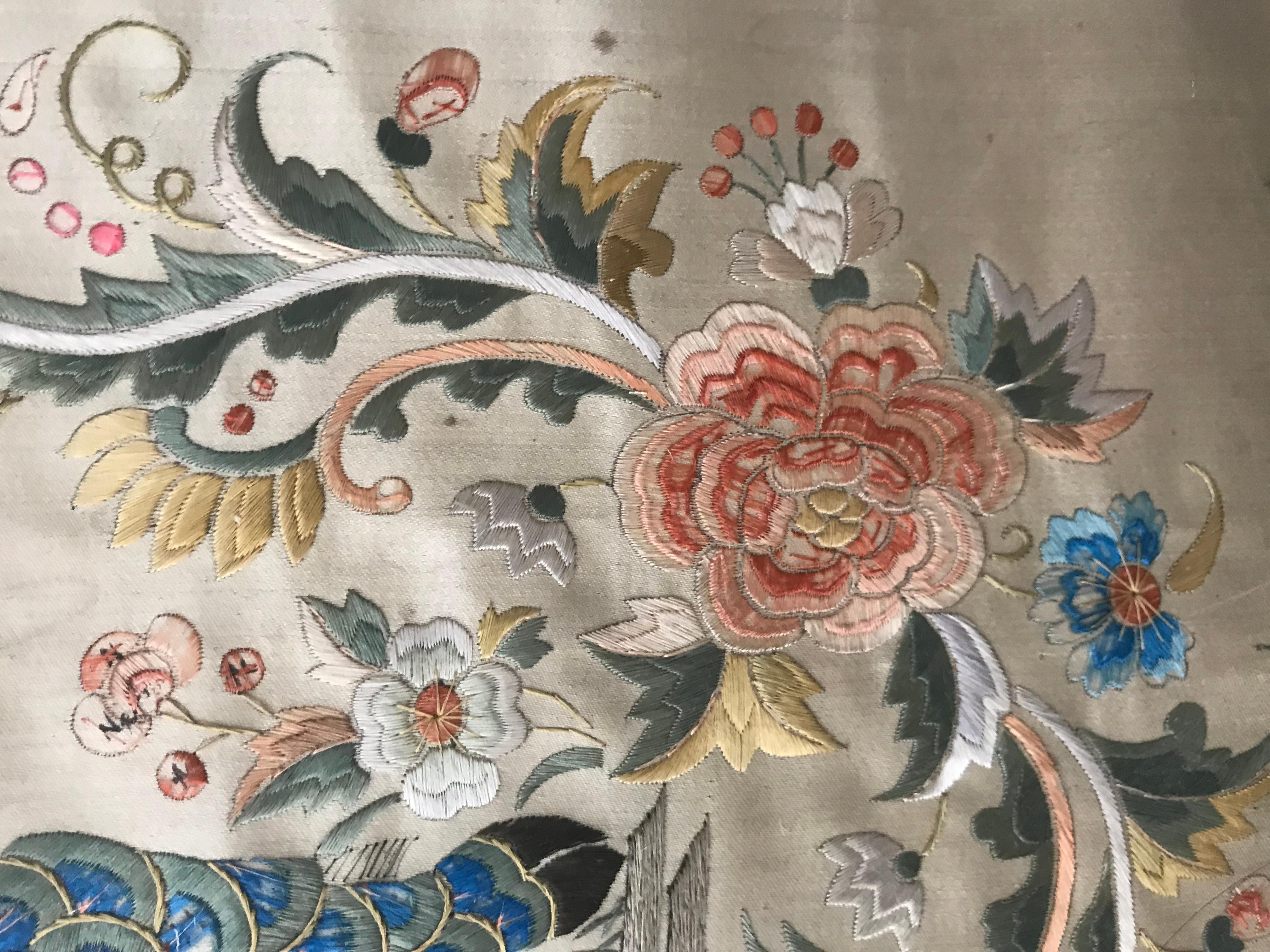 Fine Antique Chinese Silk Embroidery, China Embroidered Antique Tapestry Rugs In Good Condition In Saint Ouen, FR