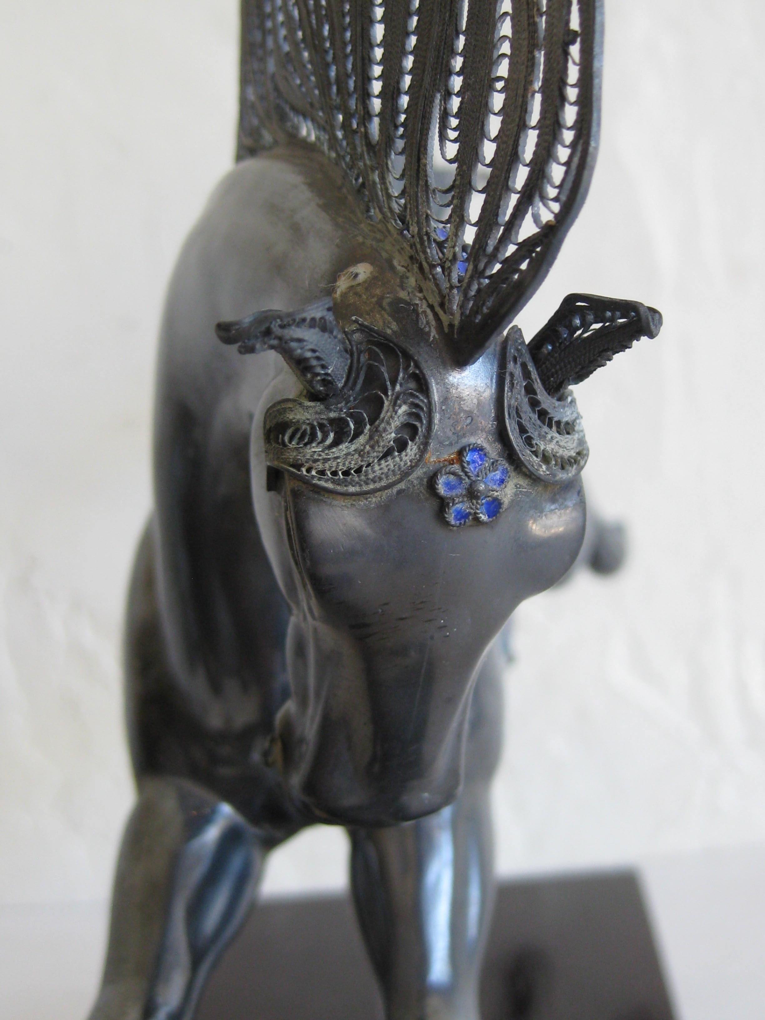 Escultura antigua china de caballo en plata de ley y esmalte con cuentas de coral en venta 5