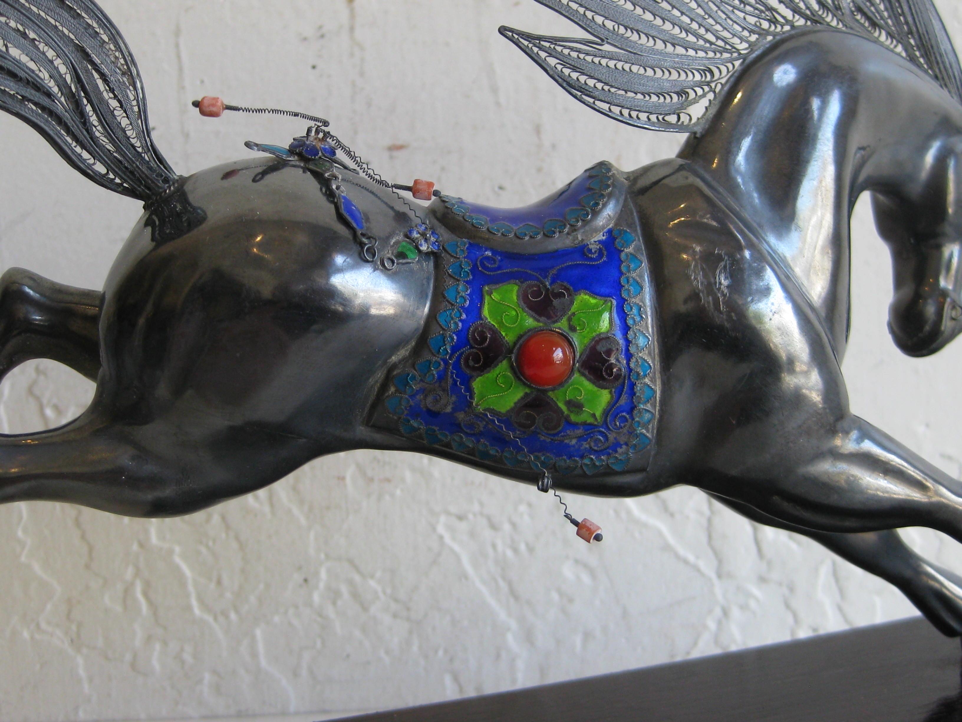 Escultura antigua china de caballo en plata de ley y esmalte con cuentas de coral en venta 8