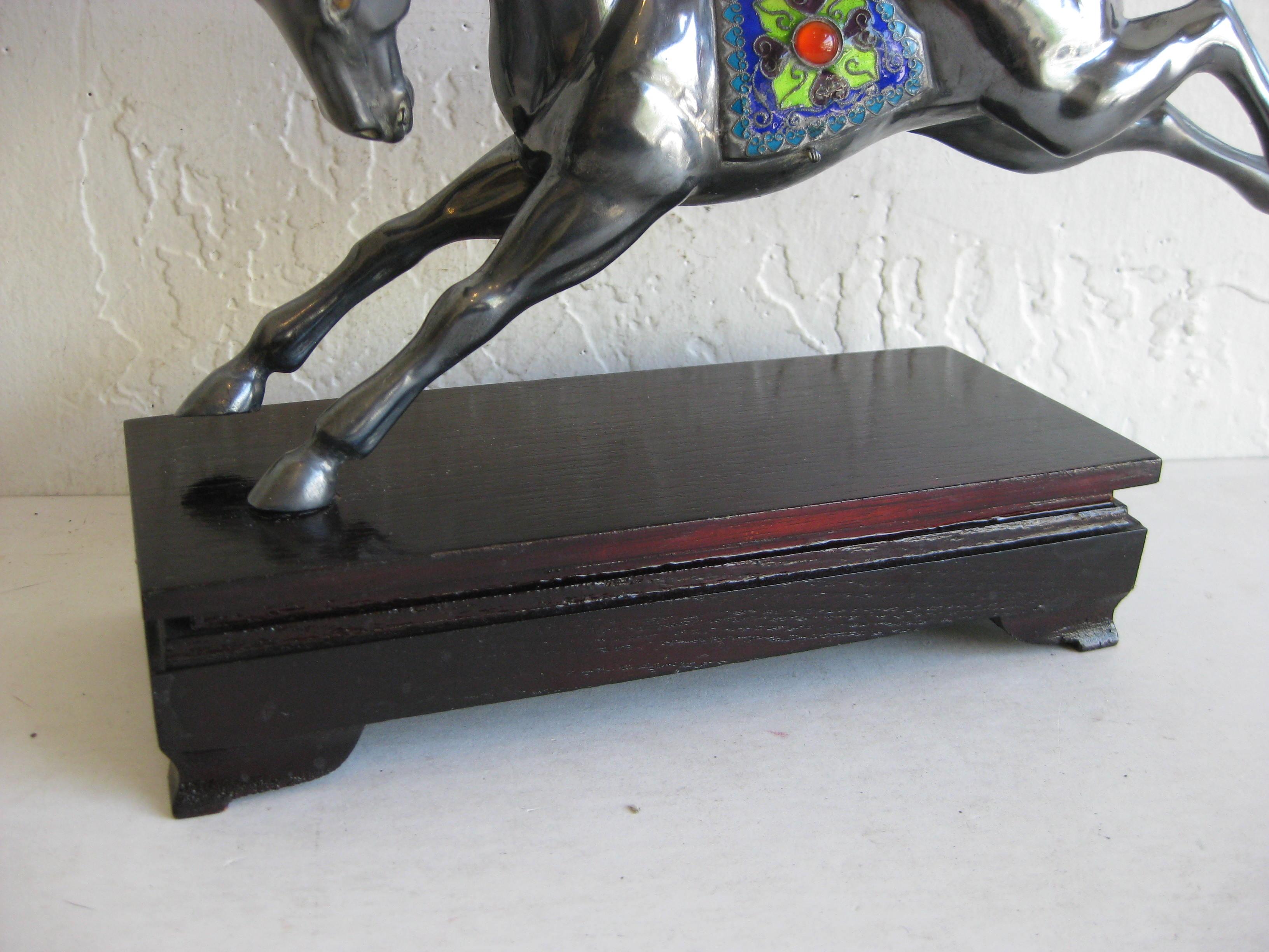 Escultura antigua china de caballo en plata de ley y esmalte con cuentas de coral siglo XX en venta