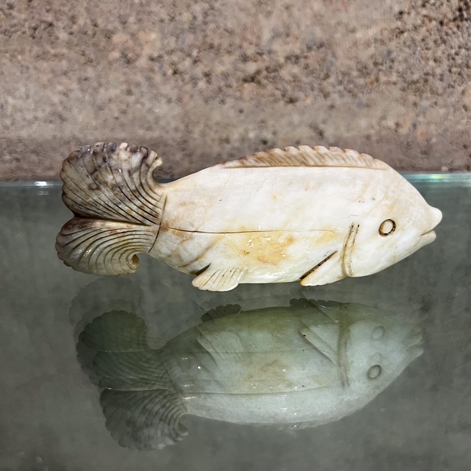 eine antike dekorative Fischskulptur
aus weißem Jadestein.
unmarkiert
Preowned Sehr guter Vintage-Zustand unrestauriert.
Siehe Bilder.
5,13 T x 1 B x 2 H