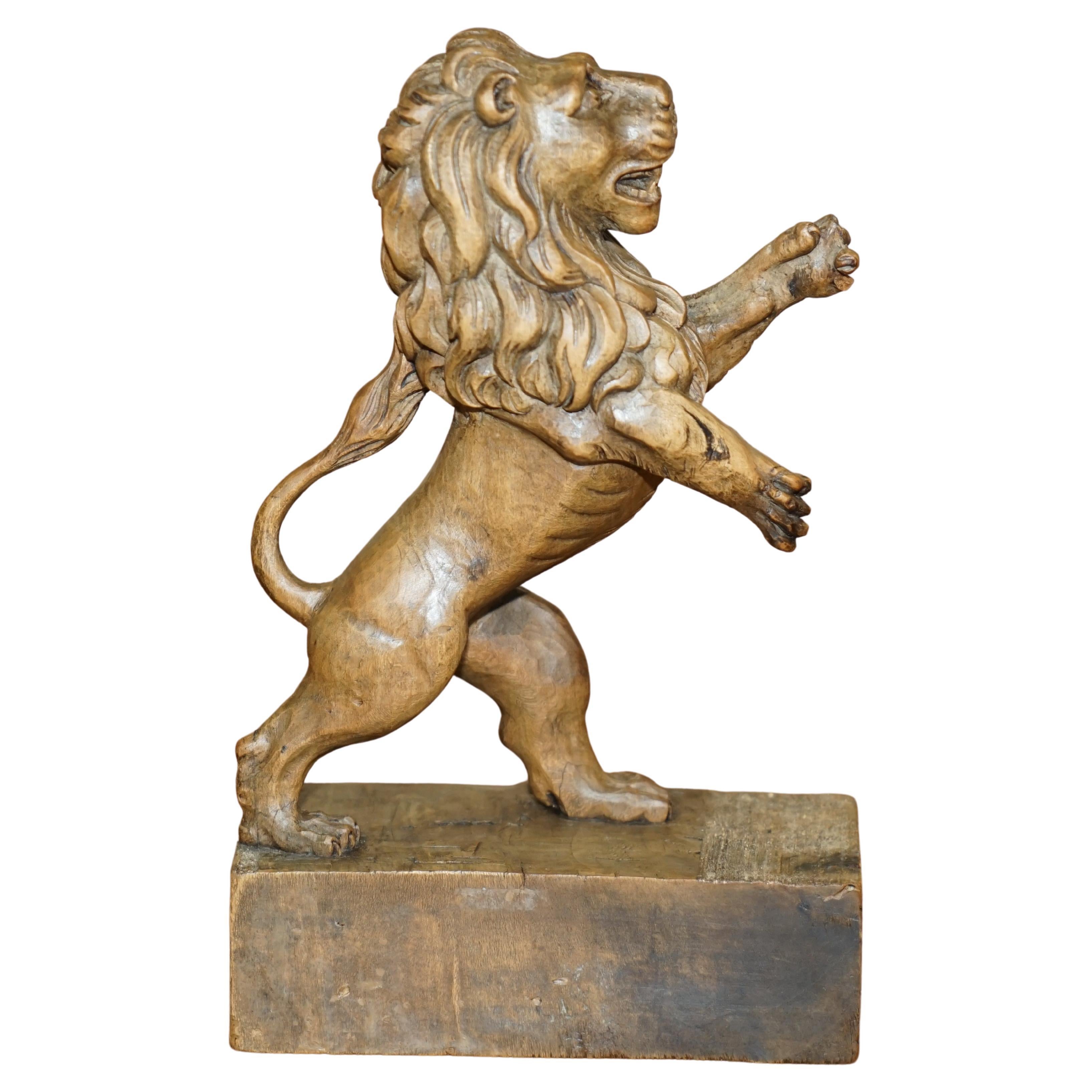 Belle antiquité circa 1800 Sculptée à la main Lion Royal Armorial de Armoiries Cimier