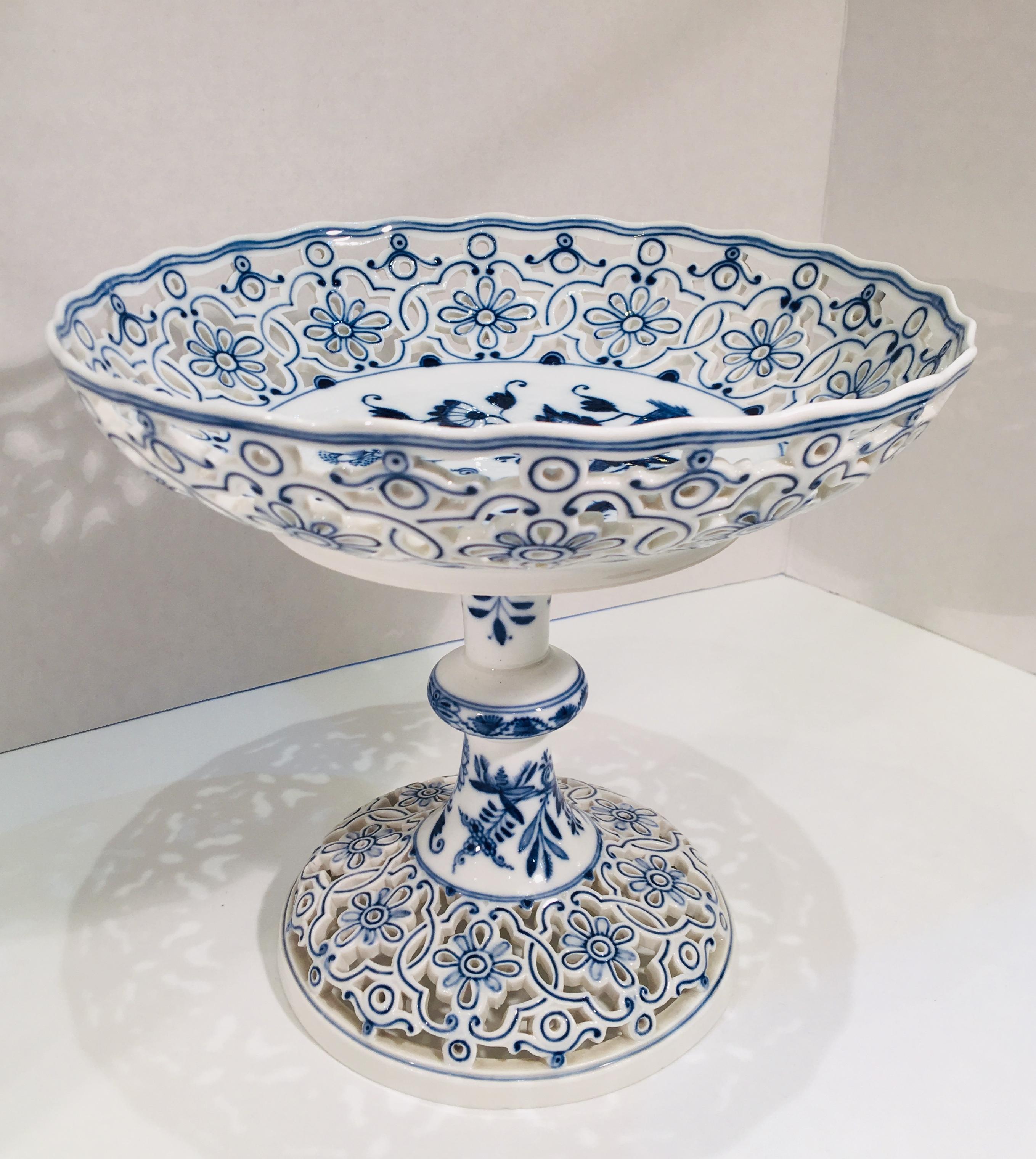 Fine Antique circa 1815 Meissen Porcelain Blue Onion Pattern Pierced Compote 1