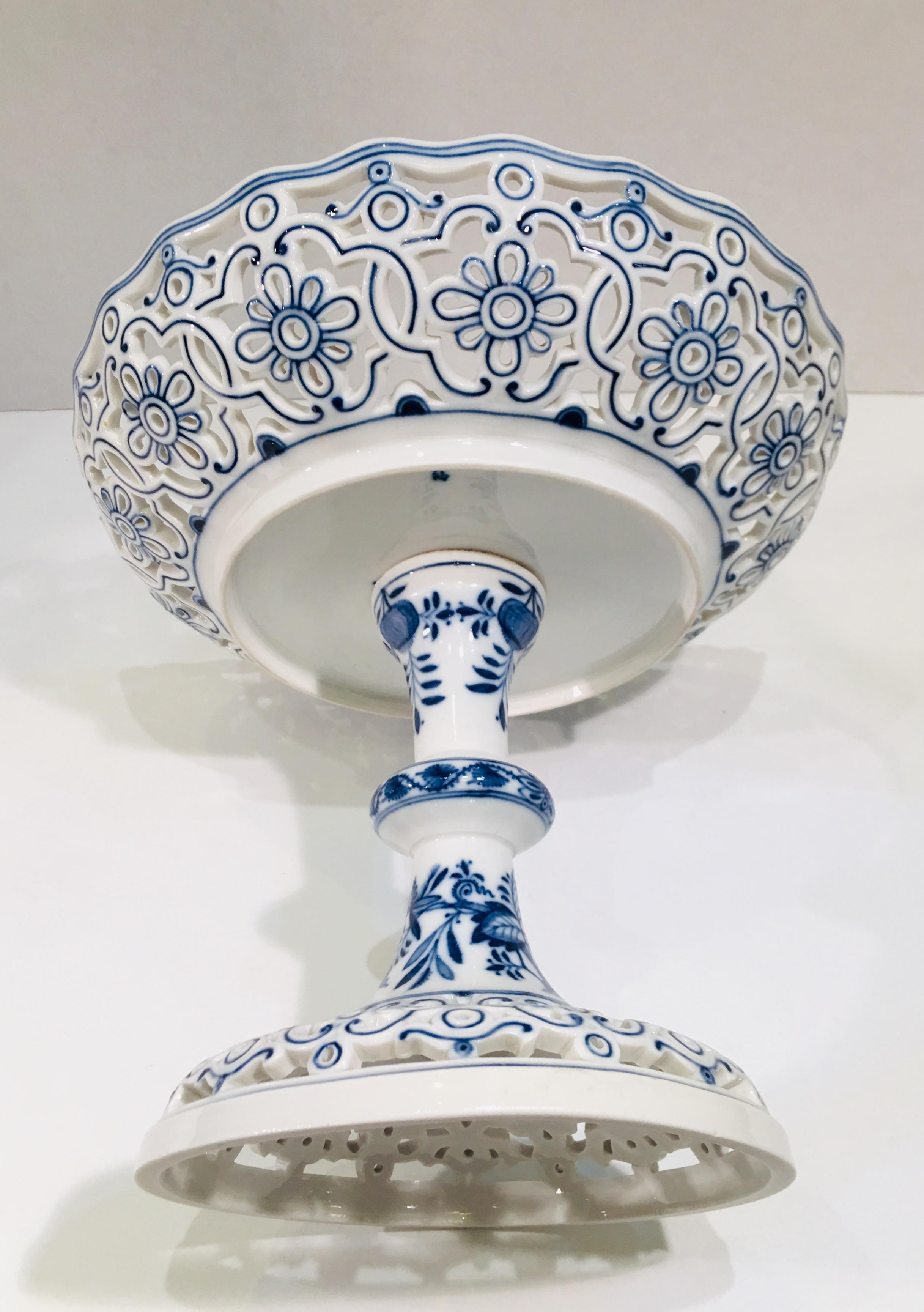 Fine Antique circa 1815 Meissen Porcelain Blue Onion Pattern Pierced Compote 5