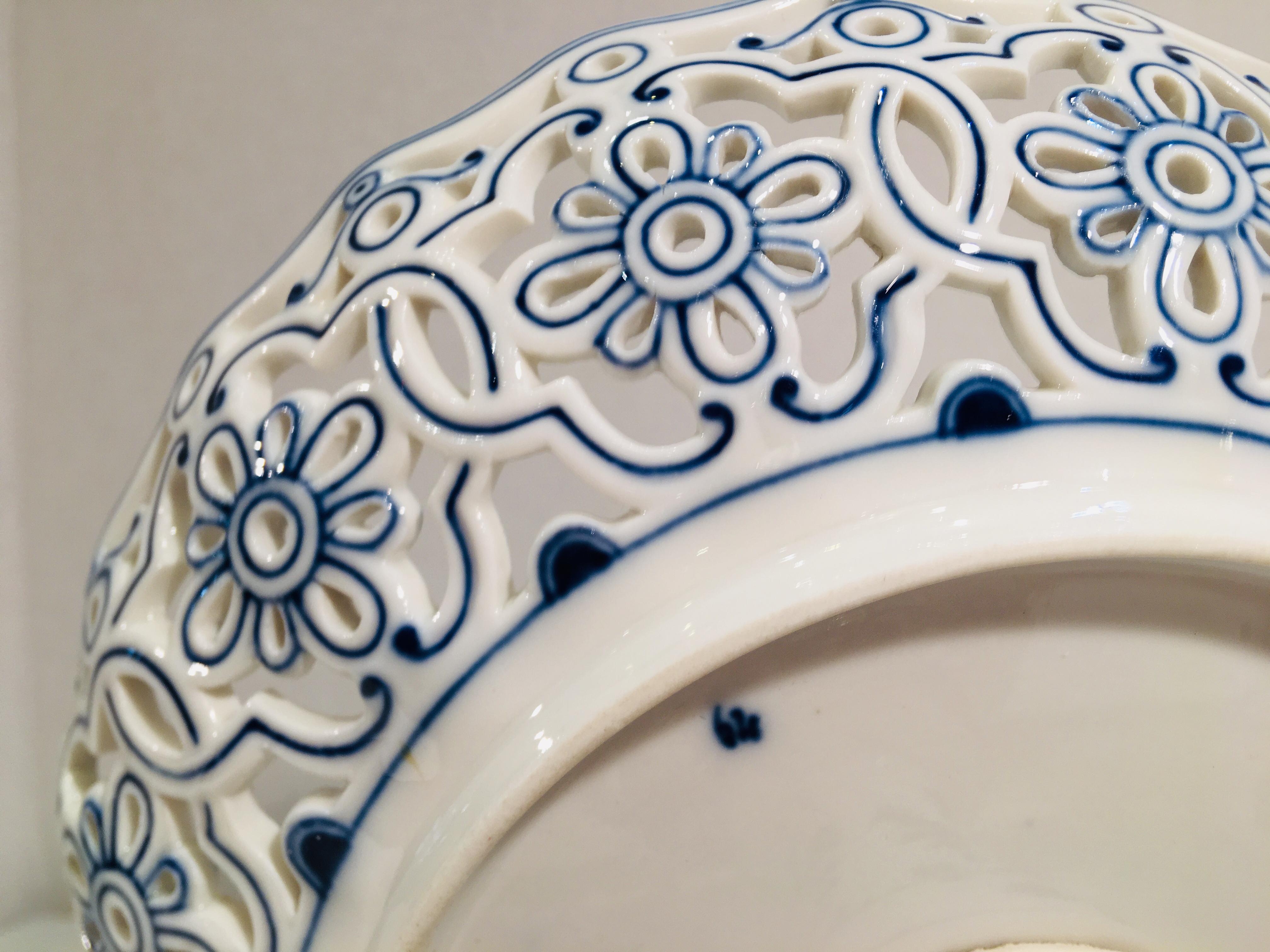 Fine Antique circa 1815 Meissen Porcelain Blue Onion Pattern Pierced Compote 6