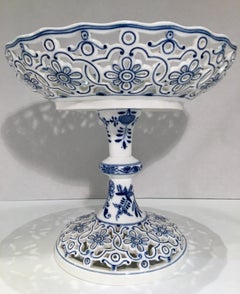 Fine Antique circa 1815 Meissen Porcelain Blue Onion Pattern Pierced Compote