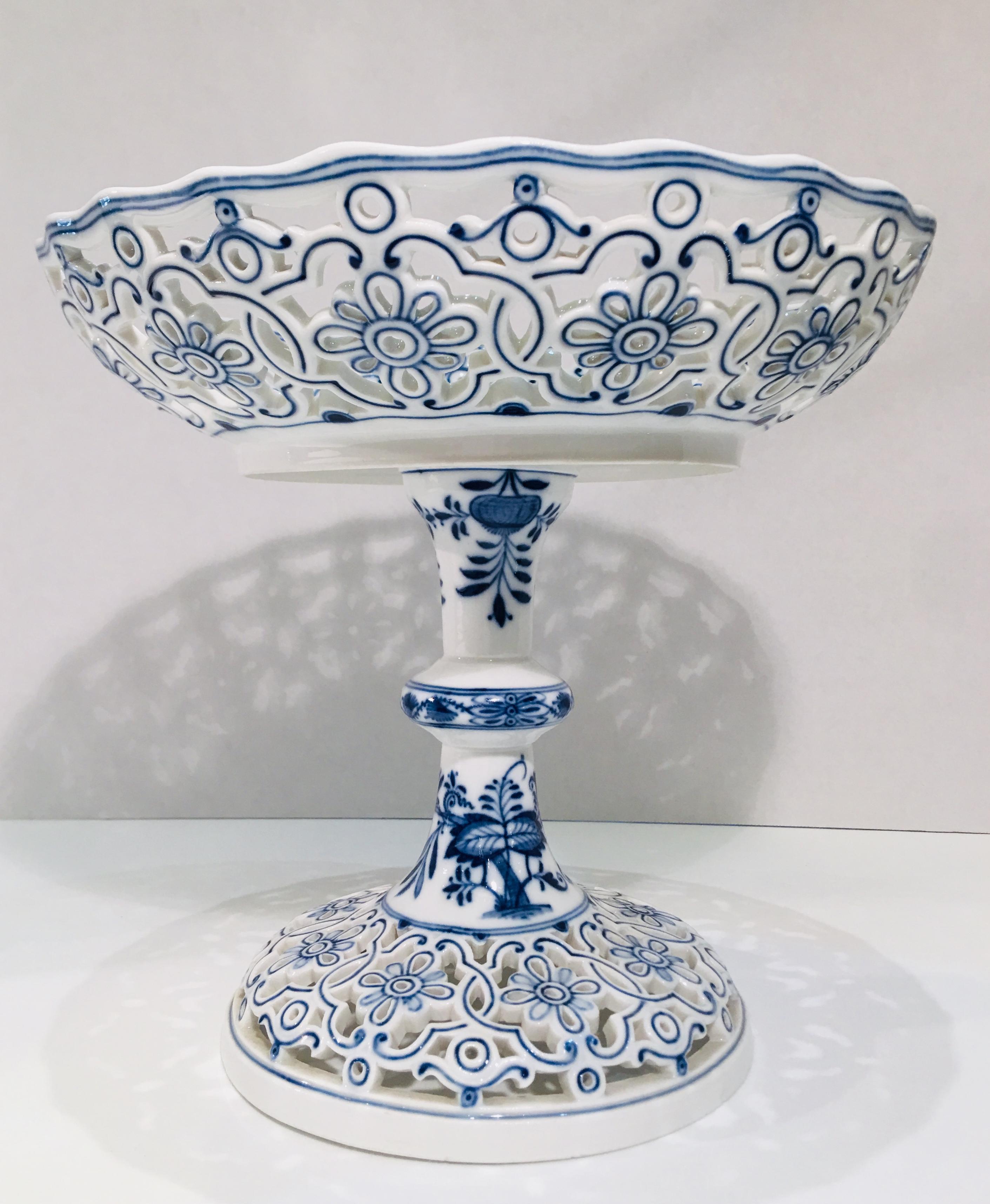 Rococo Fine Antique circa 1815 Meissen Porcelain Blue Onion Pattern Pierced Compote