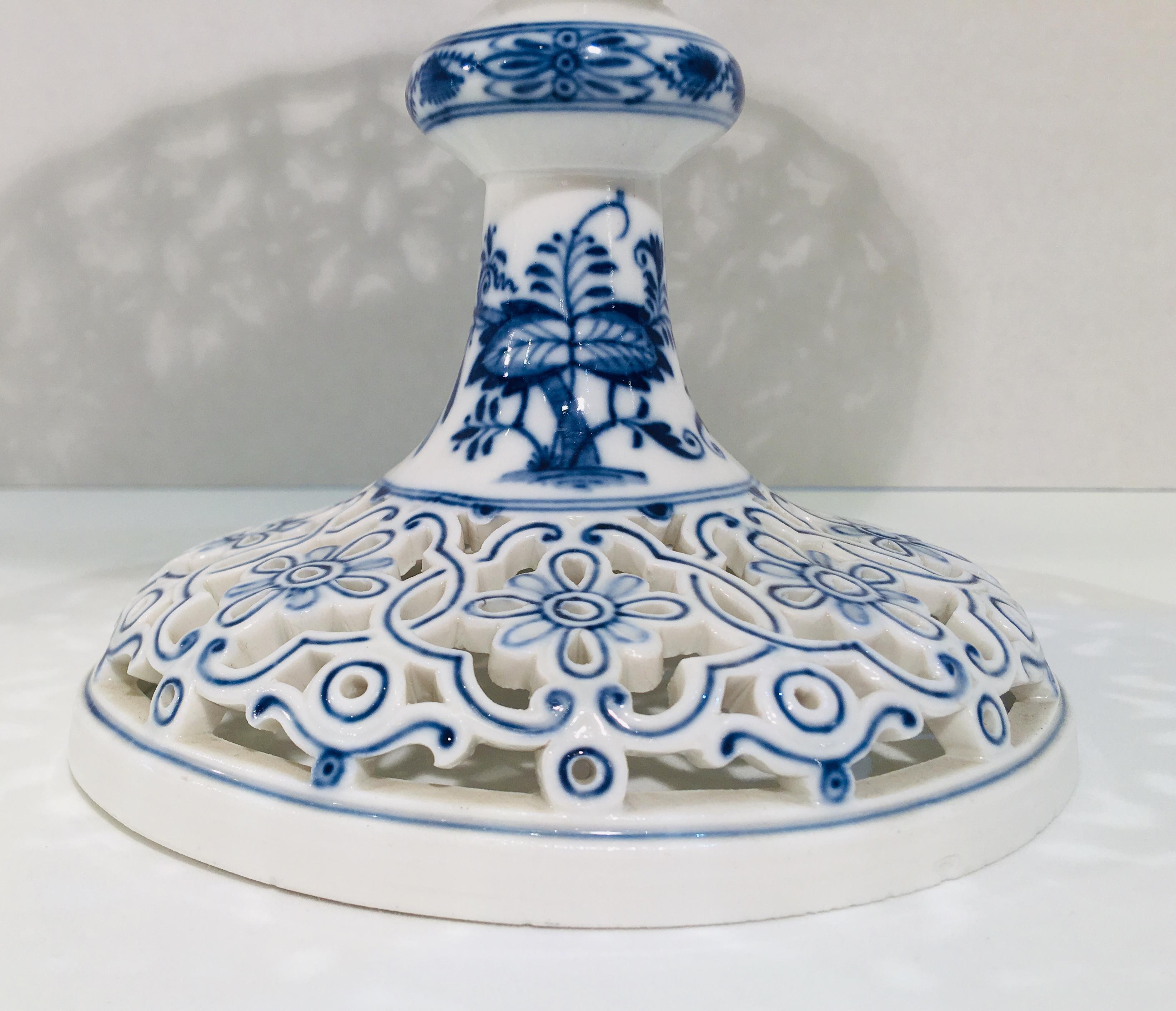 German Fine Antique circa 1815 Meissen Porcelain Blue Onion Pattern Pierced Compote