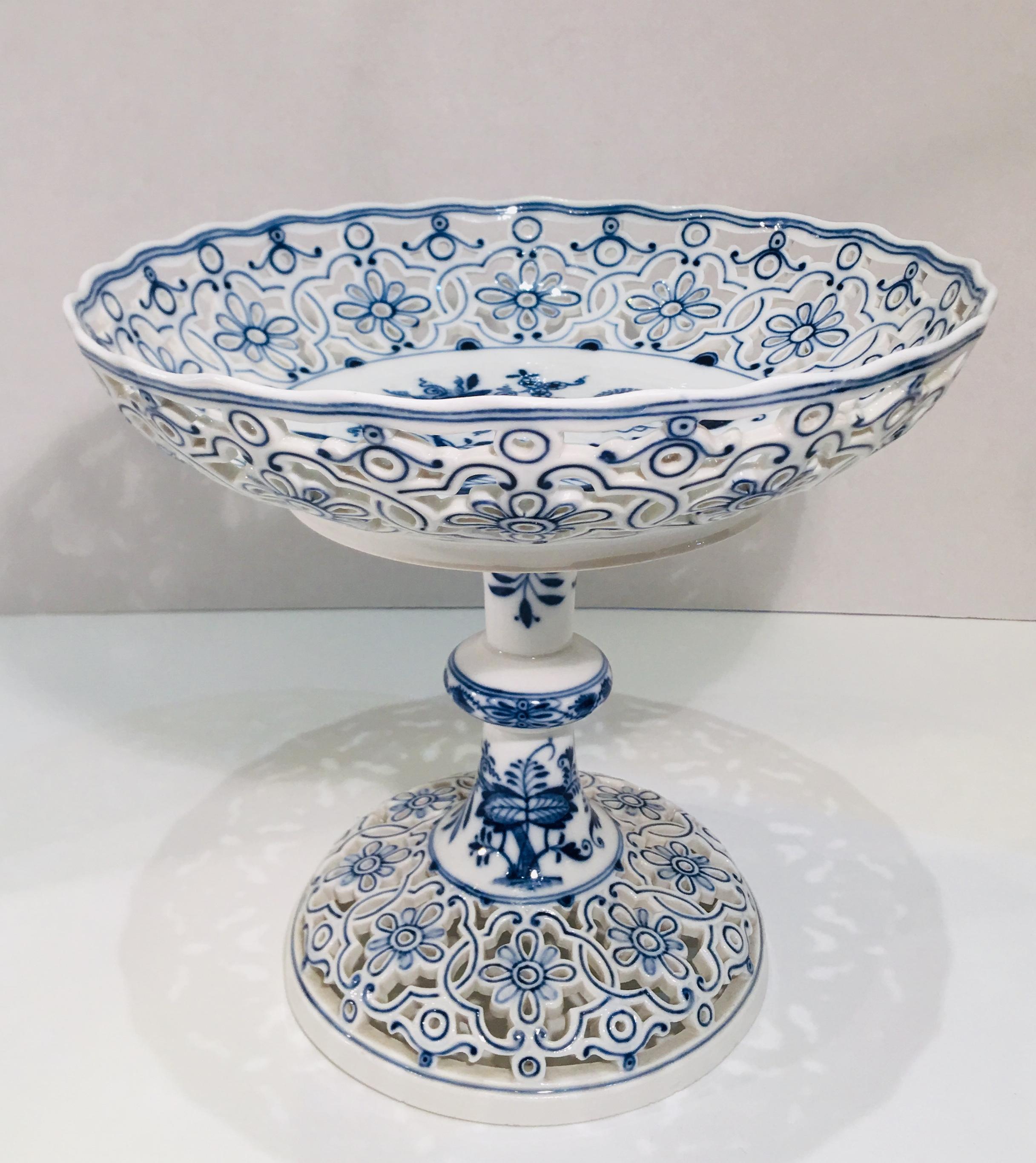 Fired Fine Antique circa 1815 Meissen Porcelain Blue Onion Pattern Pierced Compote