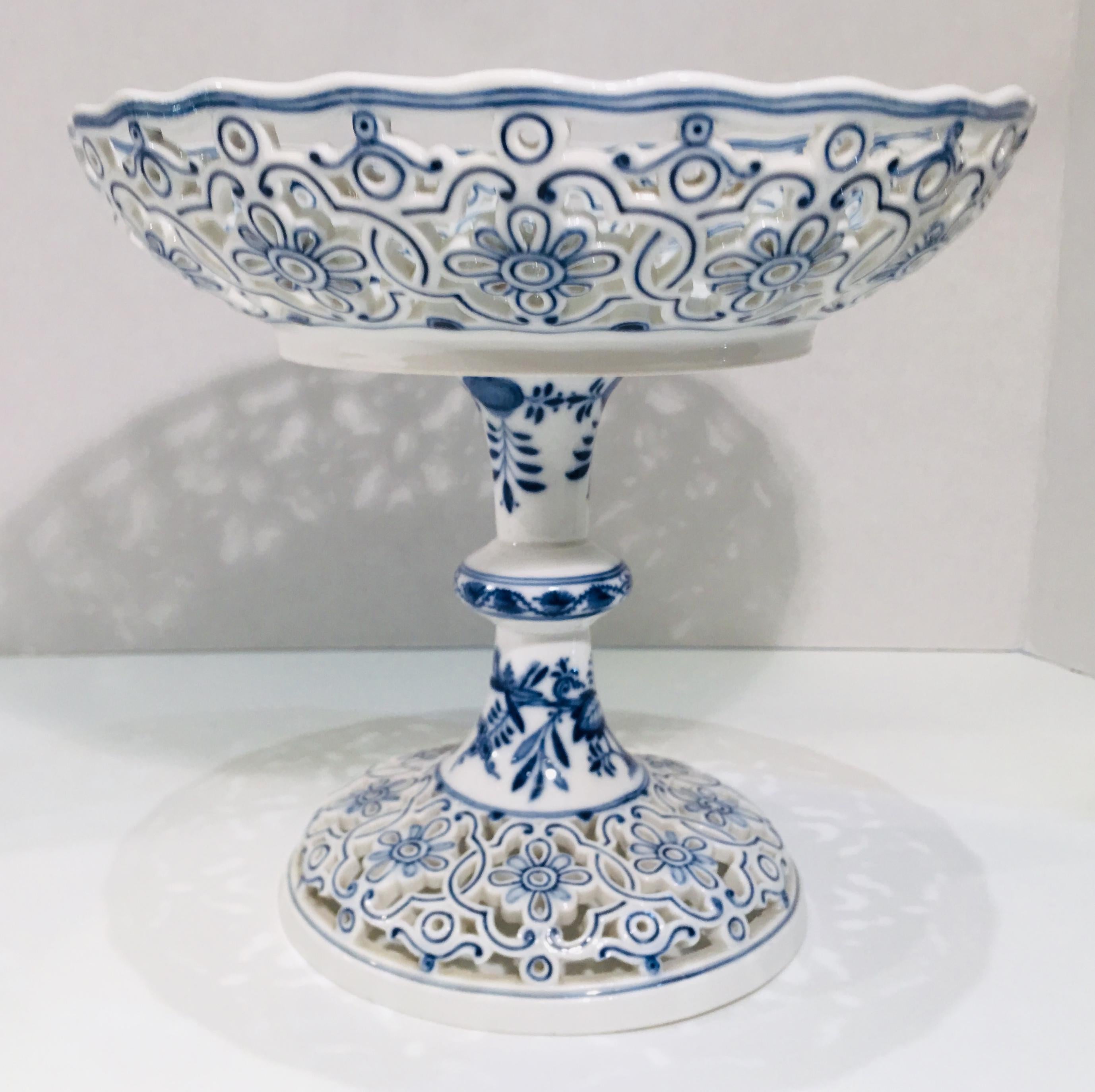 Fine Antique circa 1815 Meissen Porcelain Blue Onion Pattern Pierced Compote In Good Condition In Tustin, CA