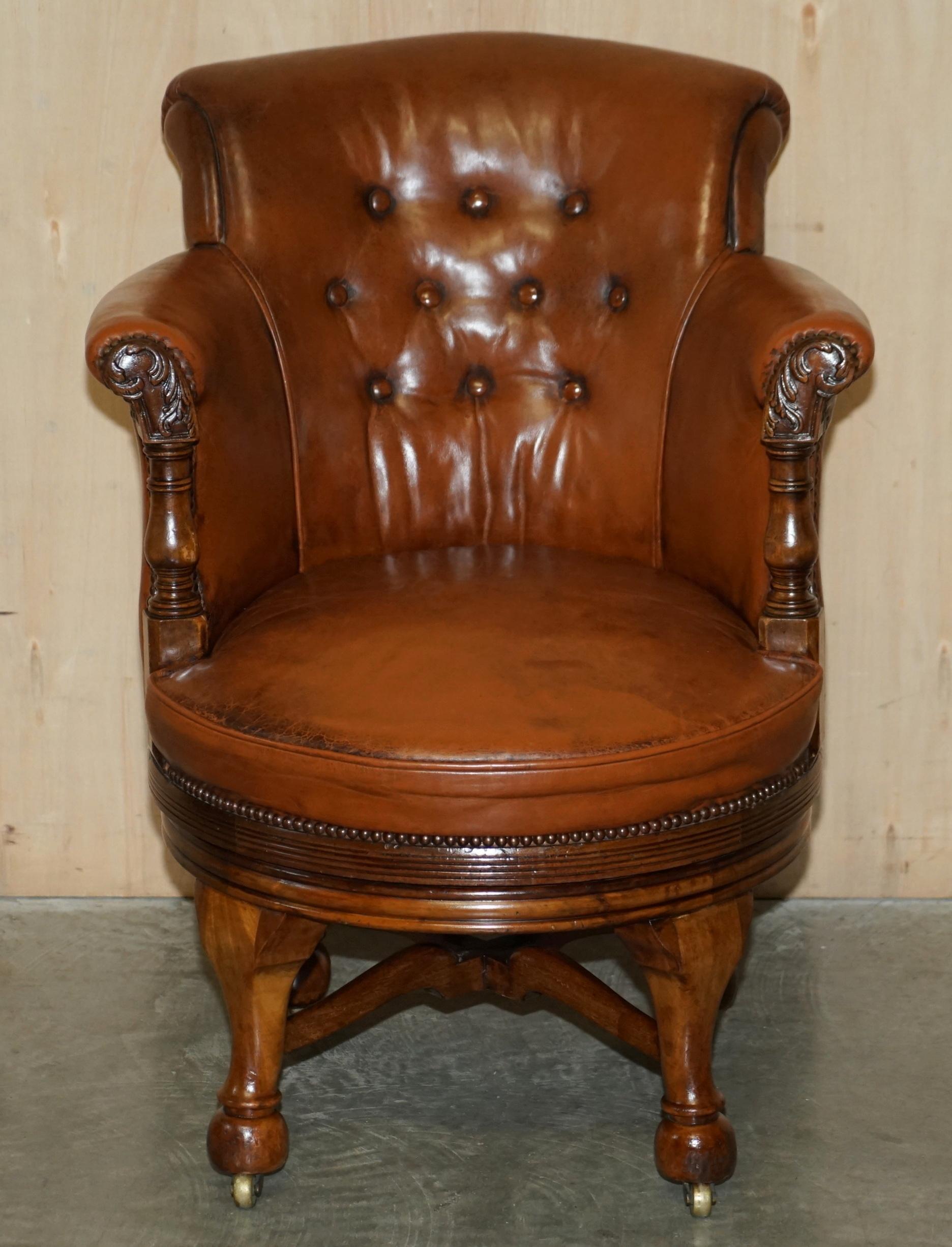 Wir freuen uns, diese seltene circa 1860 Barrell zurück Chesterfield Hand gefärbt braunem Leder Bürostuhl zum Verkauf anbieten.

Dieser Stuhl ist wirklich exquisit, er ist einer der ältesten Drehstühle, die ich je gesehen habe. Das Gestell ist aus